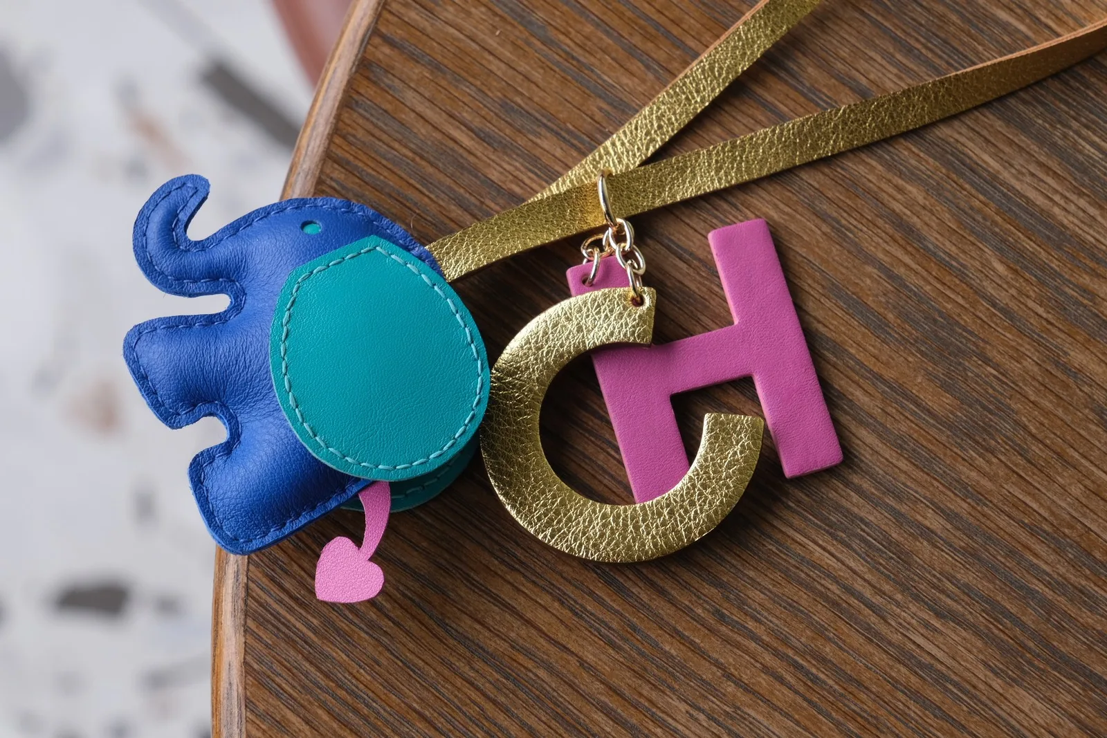 Ảnh Studio Charm treo túi hình chú voi bằng da phối chữ cái - Koi Leather