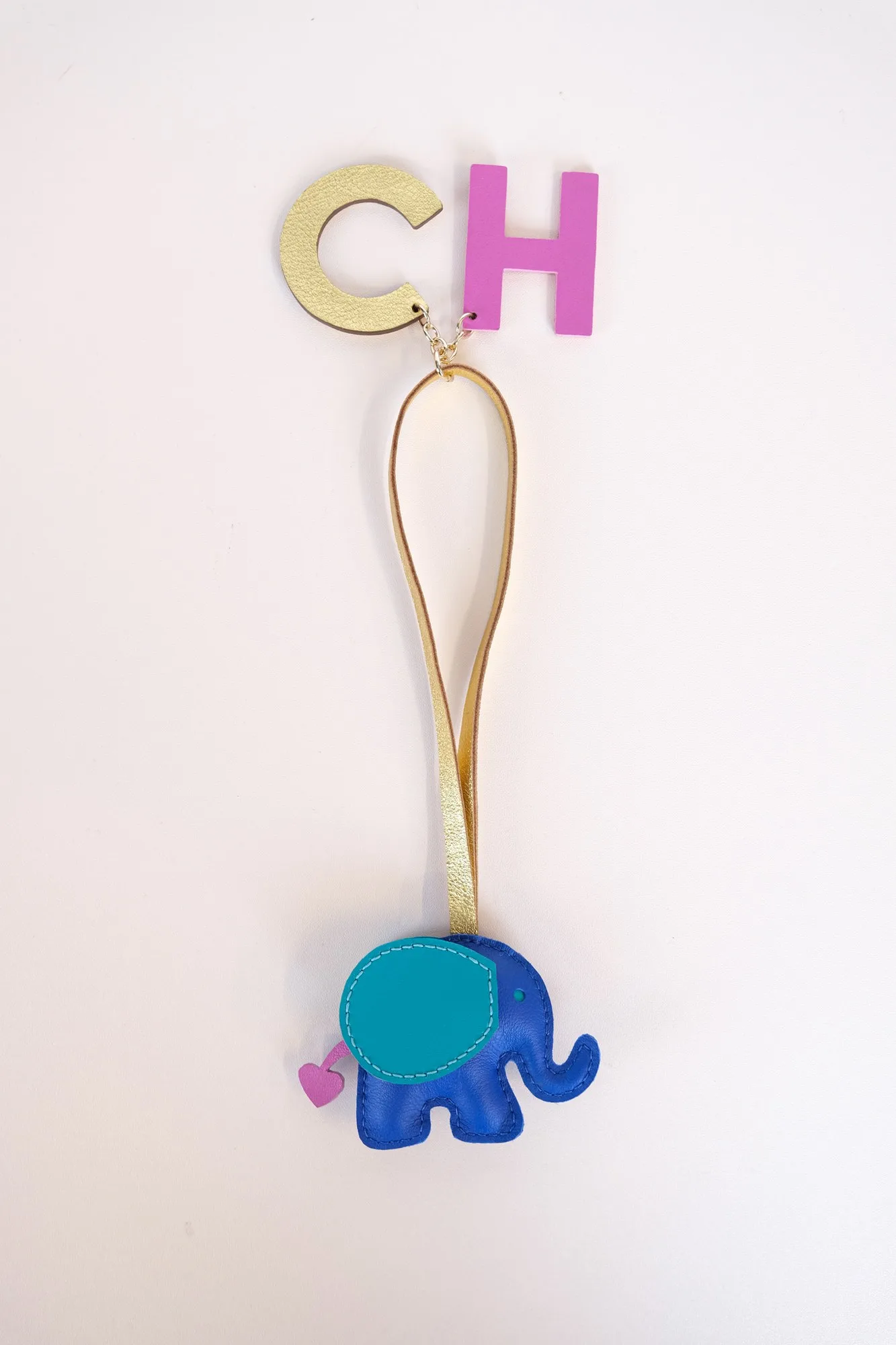 Ảnh Studio Charm treo túi hình chú voi bằng da phối chữ cái - Koi Leather