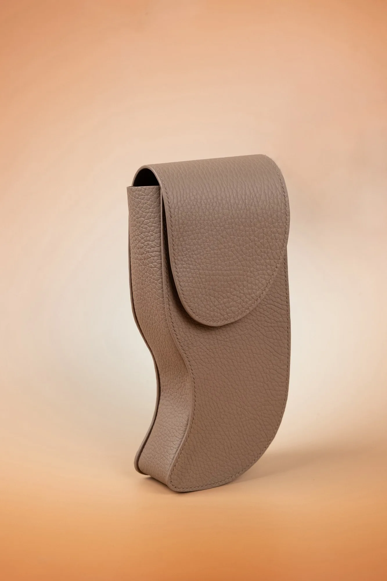 Ảnh Studio Bao da thiết kế dáng cong da Togo màu xám taupe - Koi Leather
