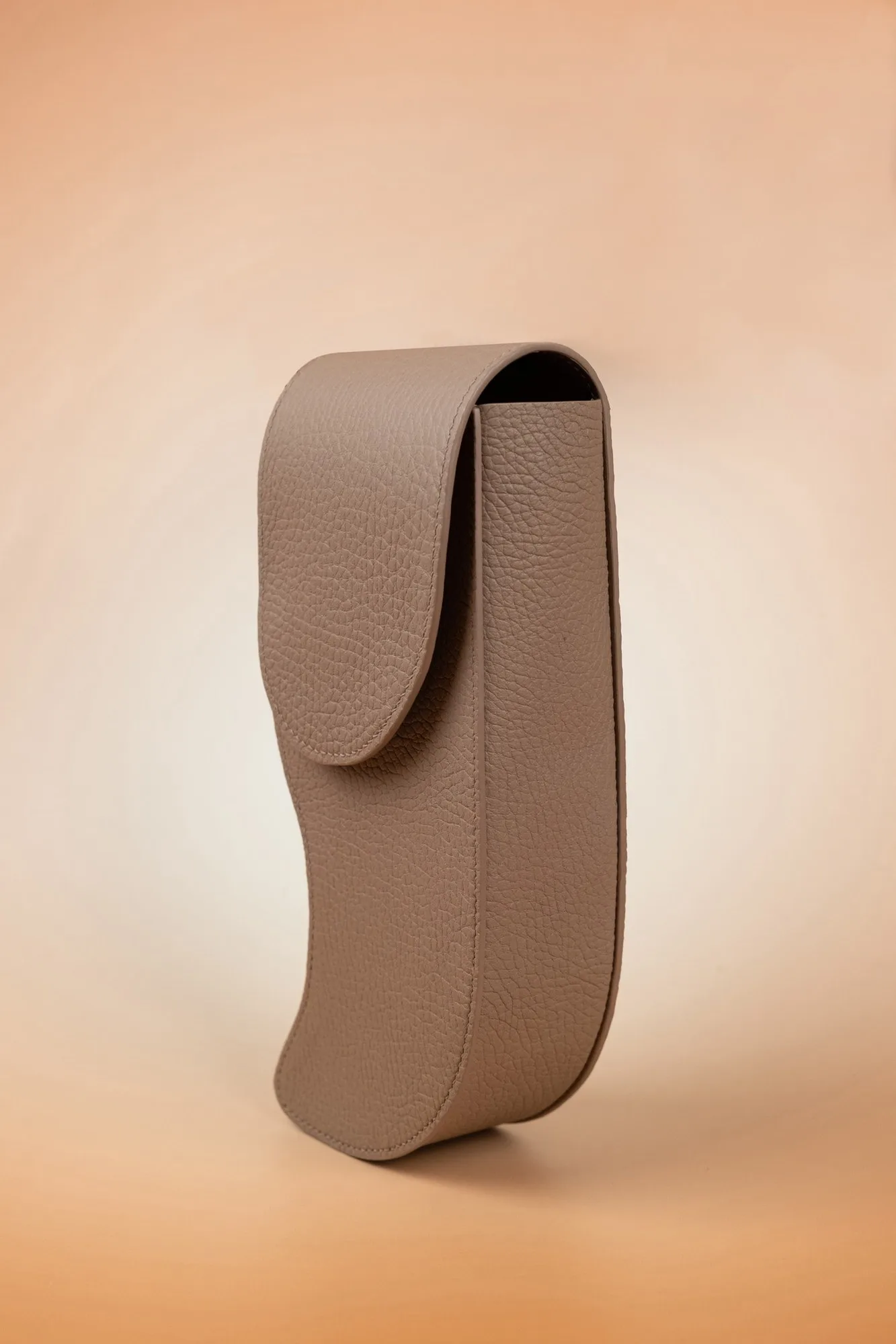 Ảnh Studio Bao da thiết kế dáng cong da Togo màu xám taupe - Koi Leather