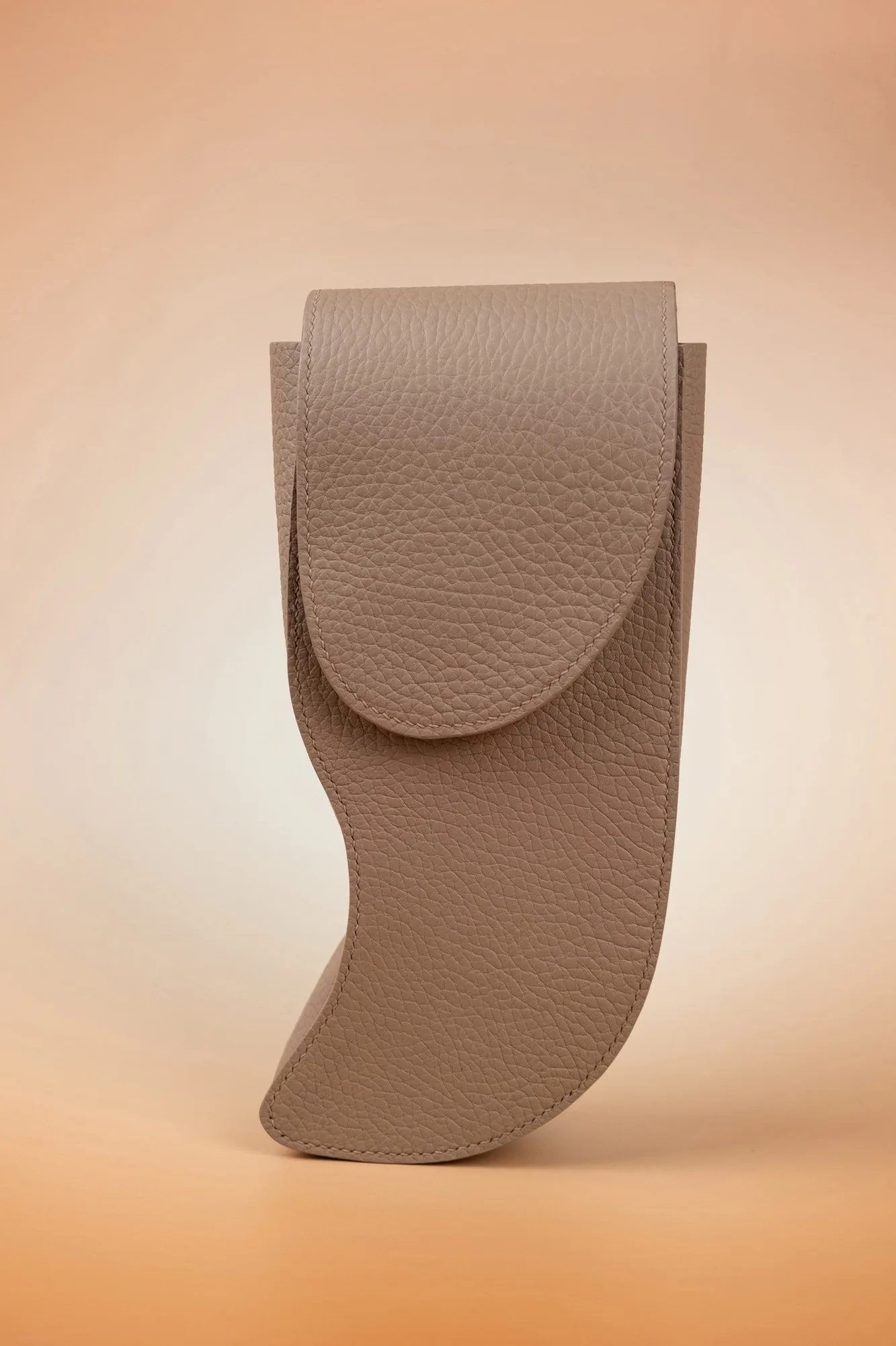 Ảnh Studio Bao da thiết kế dáng cong da Togo màu xám taupe - Koi Leather