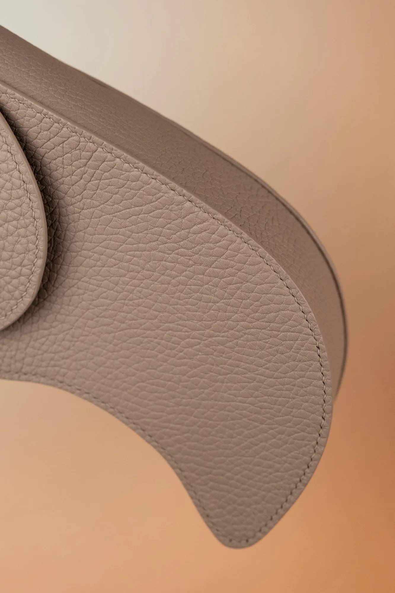 Ảnh Studio Bao da thiết kế dáng cong da Togo màu xám taupe - Koi Leather