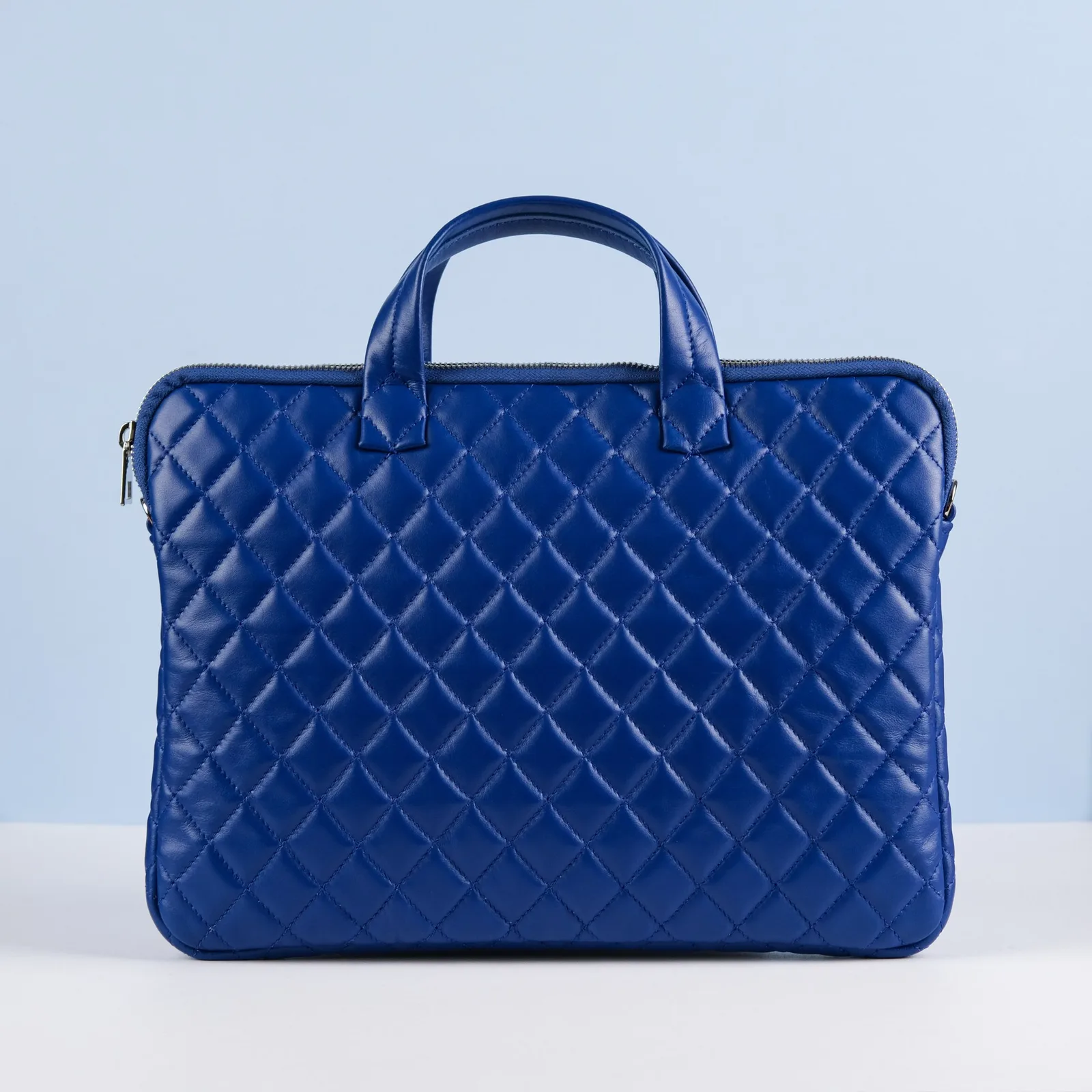 Ảnh Studio Túi đựng laptop da chần trám xanh cobalt có quai xách - Koi Leather