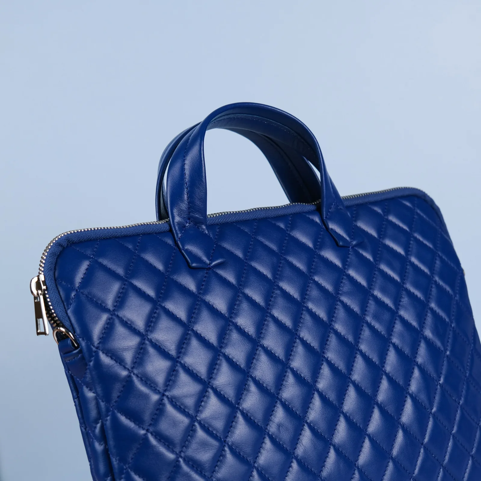 Ảnh Studio Túi đựng laptop da chần trám xanh cobalt có quai xách - Koi Leather