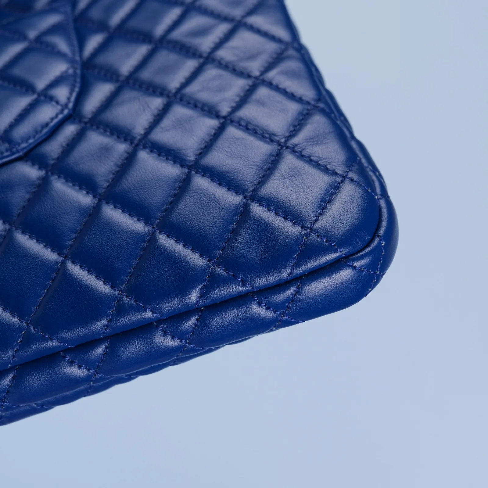 Ảnh Studio Túi đựng laptop da chần trám xanh cobalt có quai xách - Koi Leather