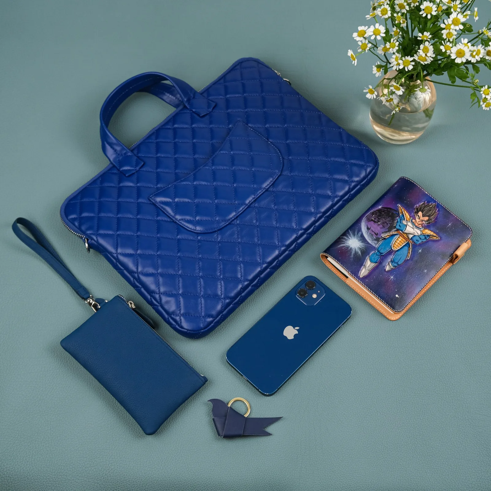 Ảnh Lifestyle Túi đựng laptop da chần trám xanh cobalt có quai xách - Koi Leather