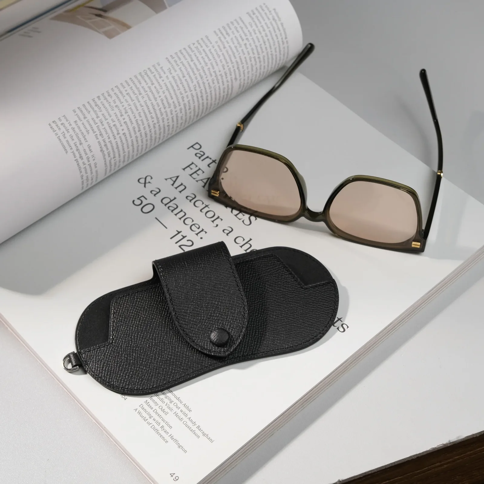 Ảnh Studio Bao Da Mắt Kính - Koi Leather