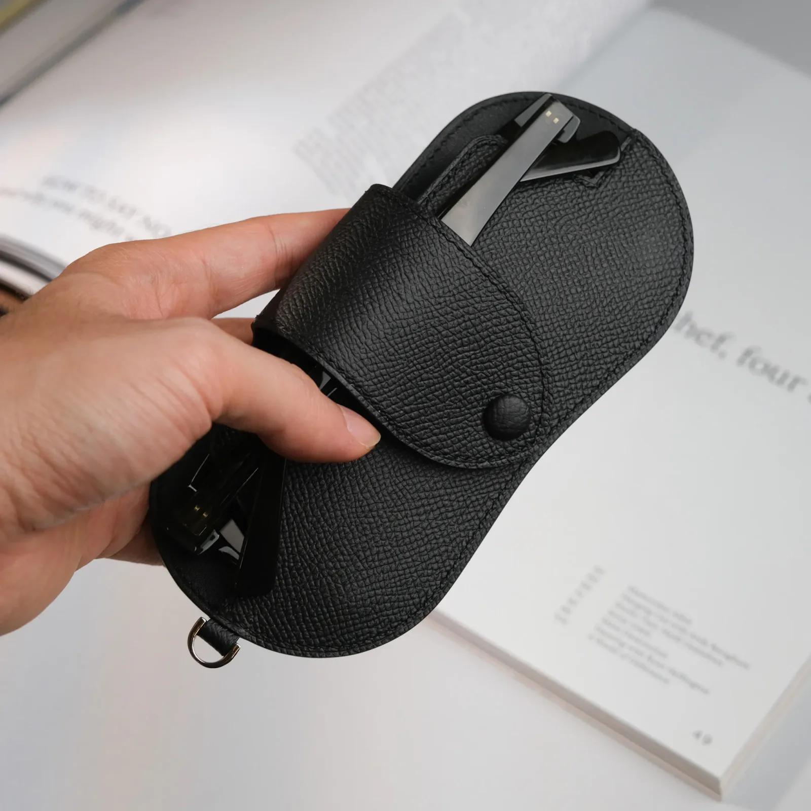 Ảnh Studio Bao Da Mắt Kính - KOI Leather