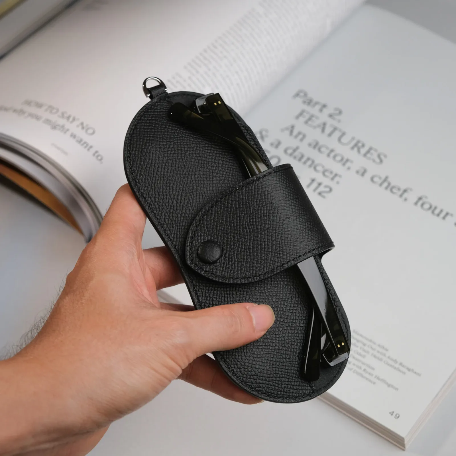 Ảnh Studio Bao Da Mắt Kính - KOI Leather