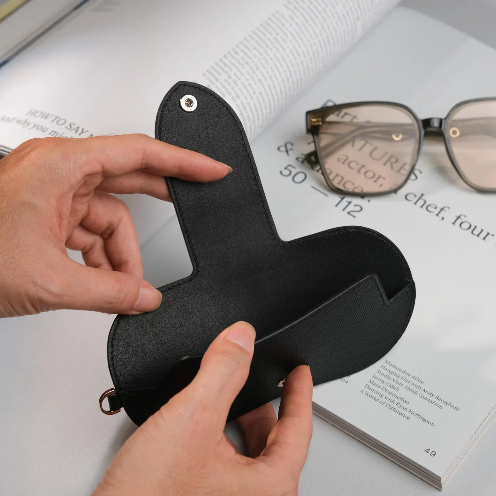 Ảnh Studio Bao Da Mắt Kính - KOI Leather