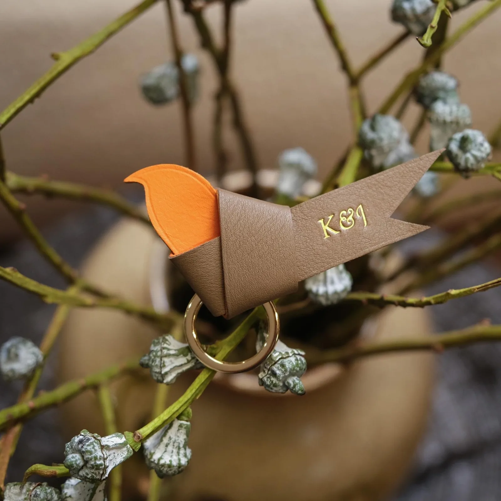 Ảnh Lifestyle Móc khóa charm da Epsom tạo hình chim origami - Koi Leather