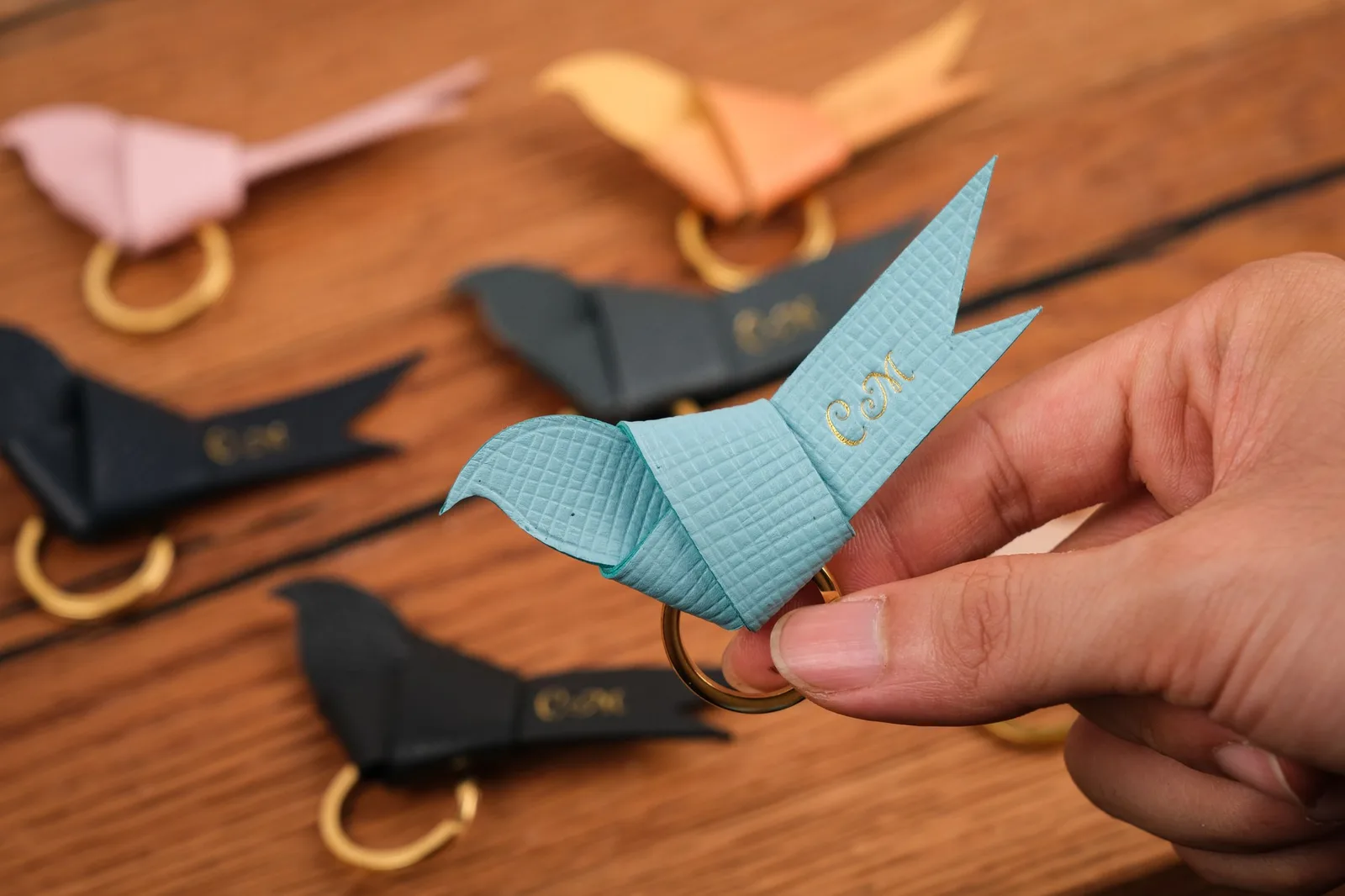 Ảnh Lifestyle Móc khóa charm da Epsom tạo hình chim origami - Koi Leather