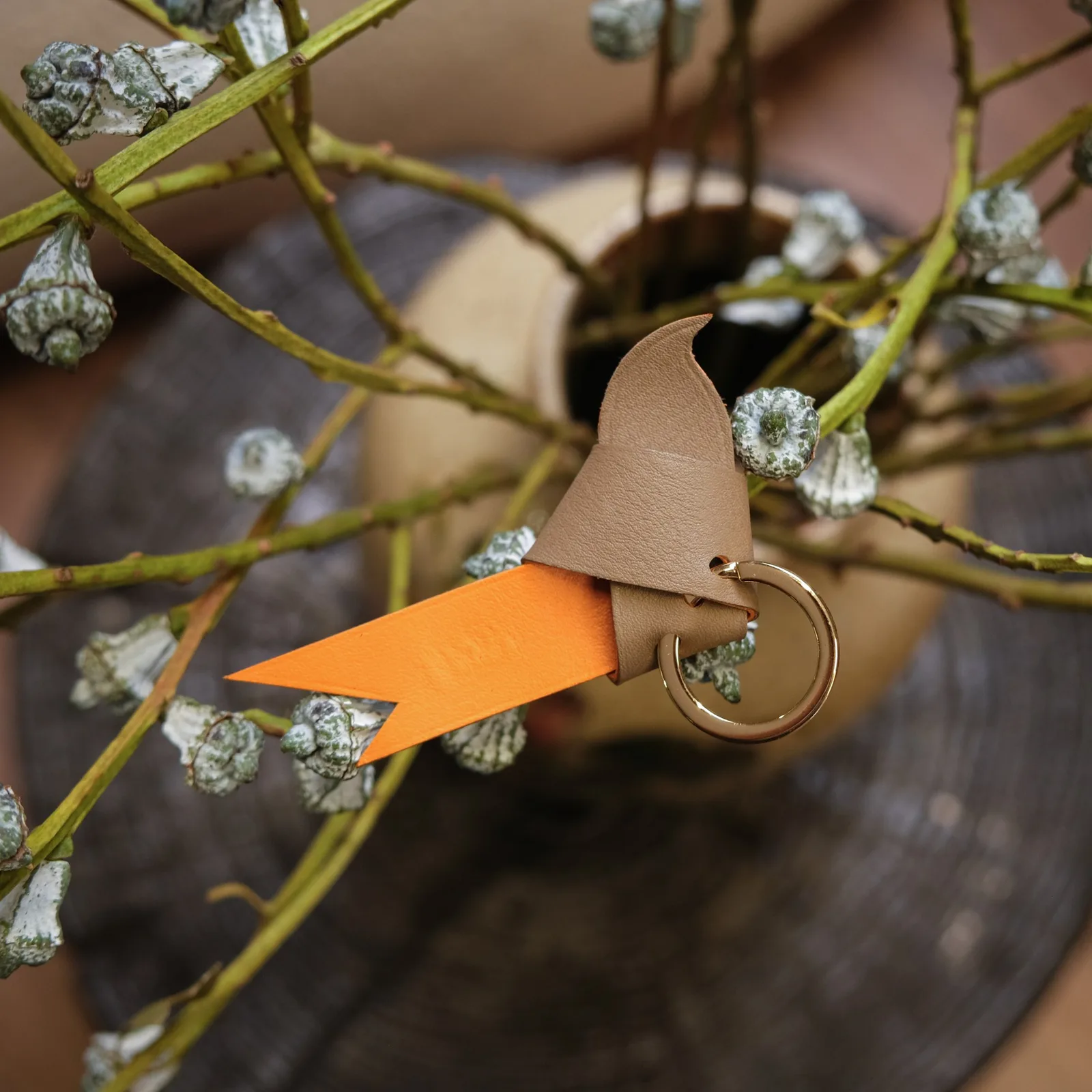 Ảnh Lifestyle Móc khóa charm da Epsom tạo hình chim origami - Koi Leather