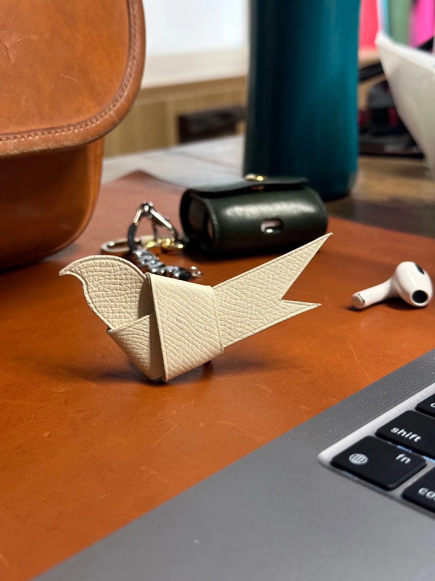 Ảnh Lifestyle Móc khóa charm da Epsom tạo hình chim origami - Koi Leather