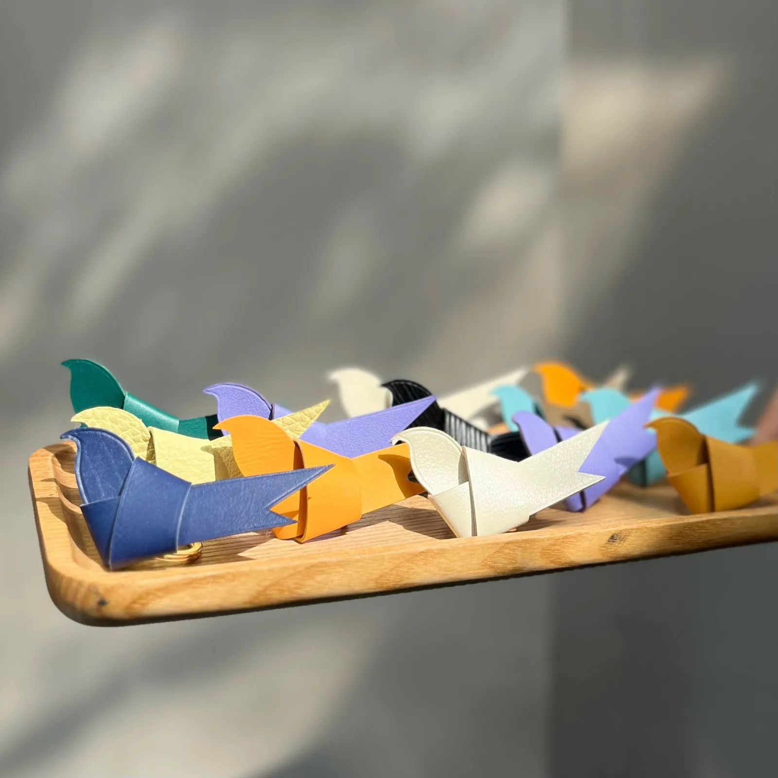 Ảnh Lifestyle Móc khóa charm da Epsom tạo hình chim origami - Koi Leather