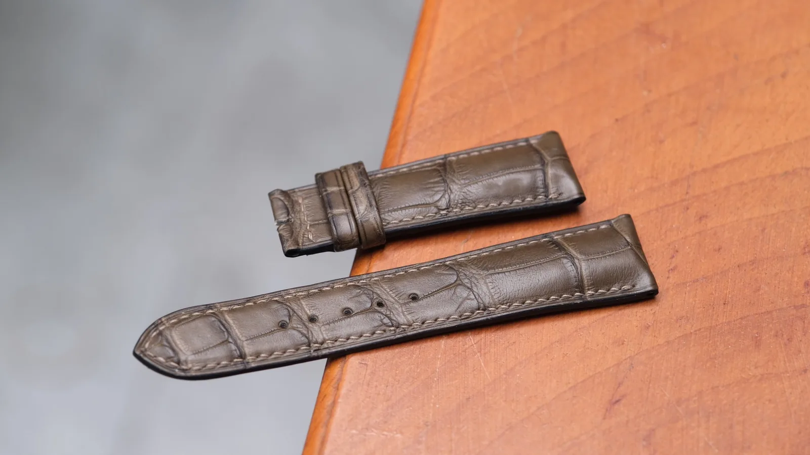 Ảnh Studio Dây đồng hồ da cá sấu màu xanh olive dáng độn phom - Koi Leather