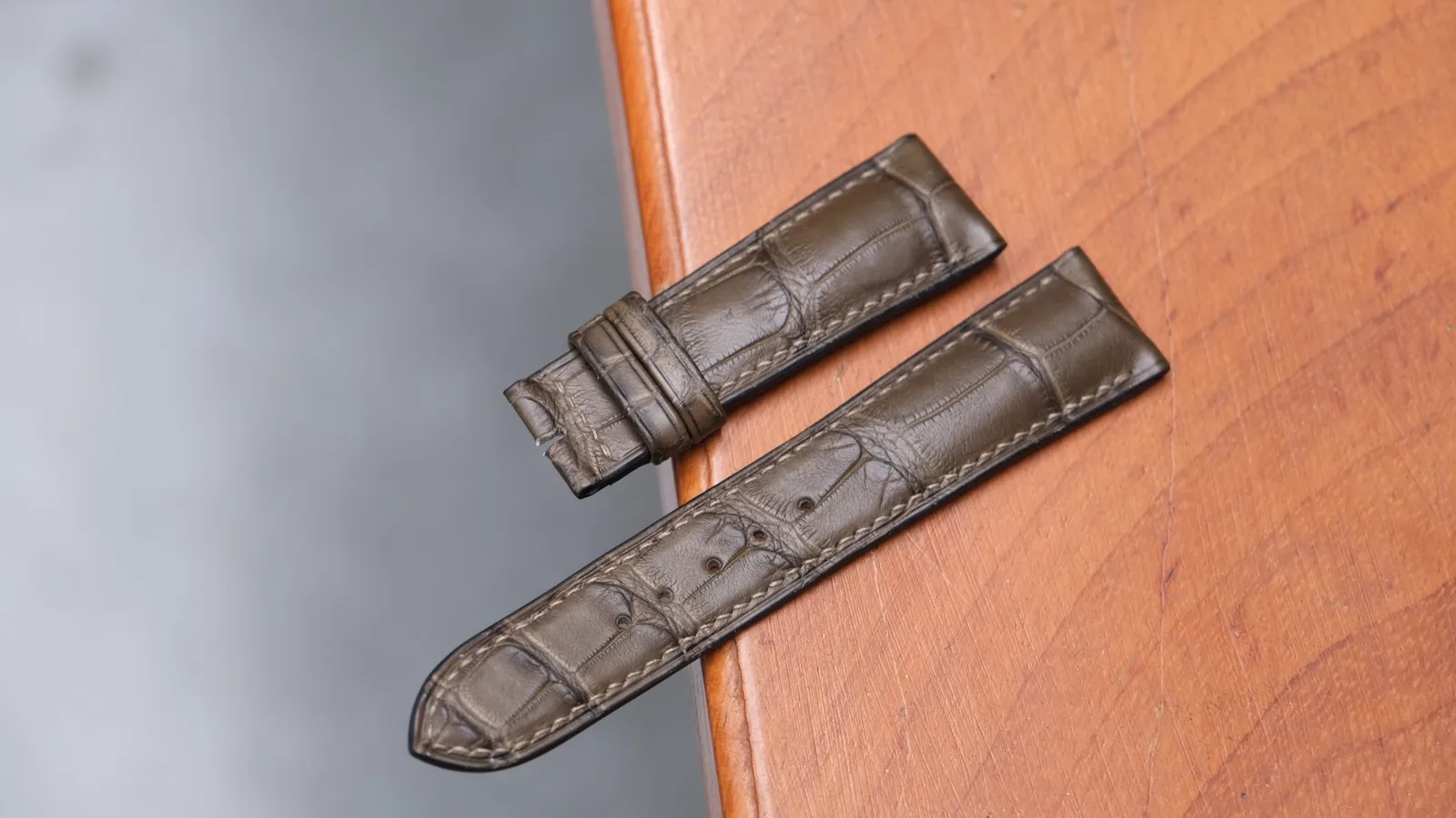 Ảnh Studio Dây đồng hồ da cá sấu màu xanh olive dáng độn phom - Koi Leather