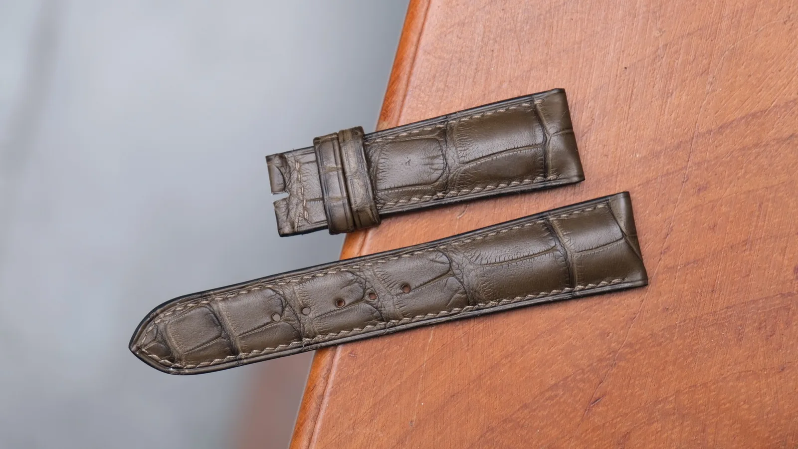 Ảnh Studio Dây đồng hồ da cá sấu màu xanh olive dáng độn phom - Koi Leather