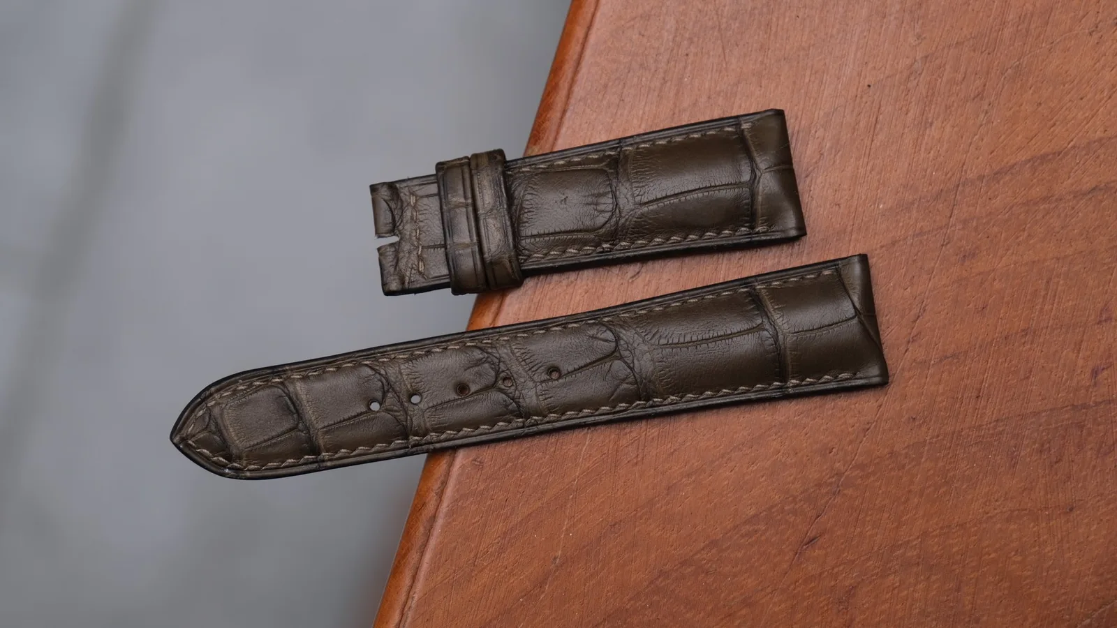 Ảnh Studio Dây đồng hồ da cá sấu màu xanh olive dáng độn phom - Koi Leather