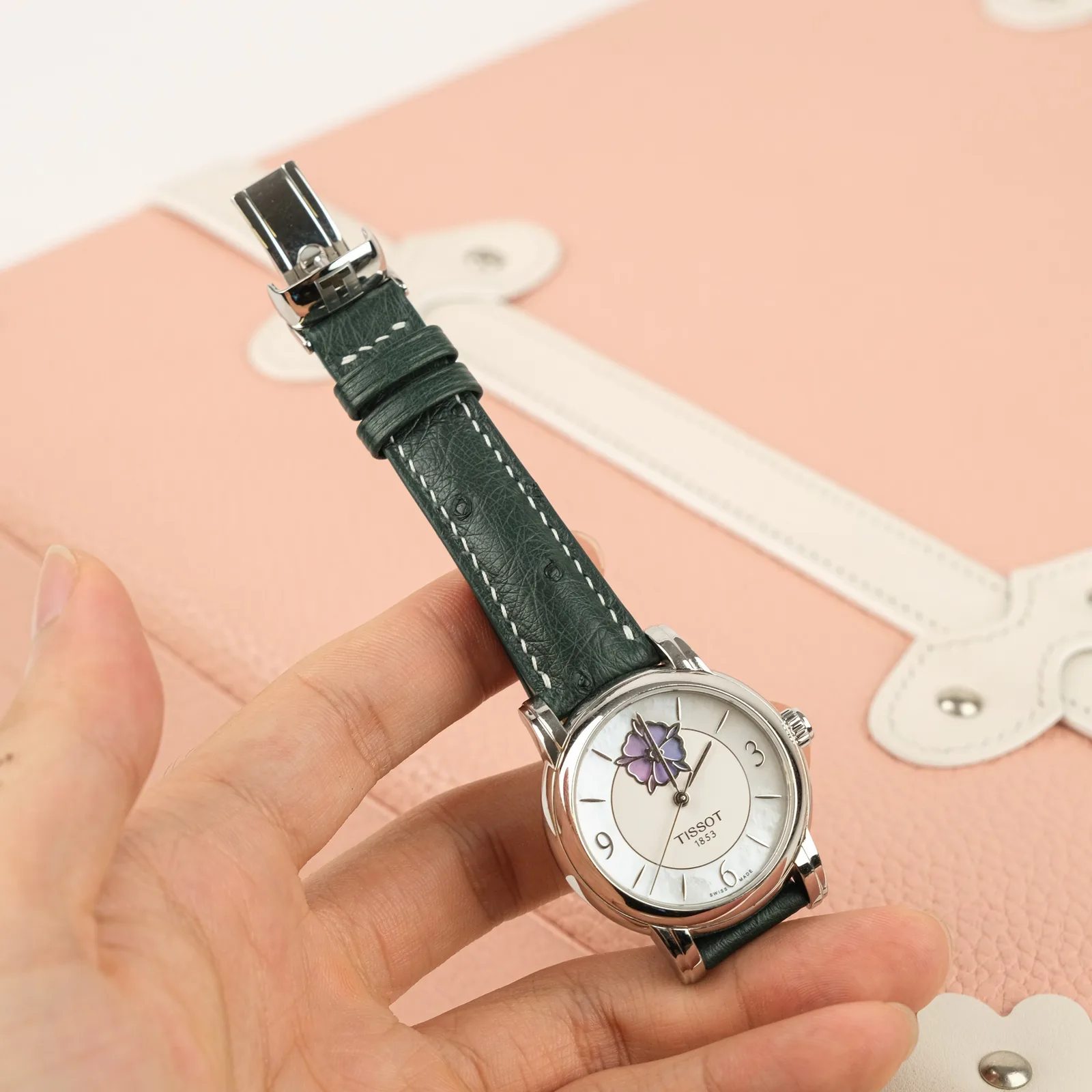 Ảnh Lifestyle Dây đồng hồ da đà điểu màu xanh rêu cho Tissot - Koi Leather