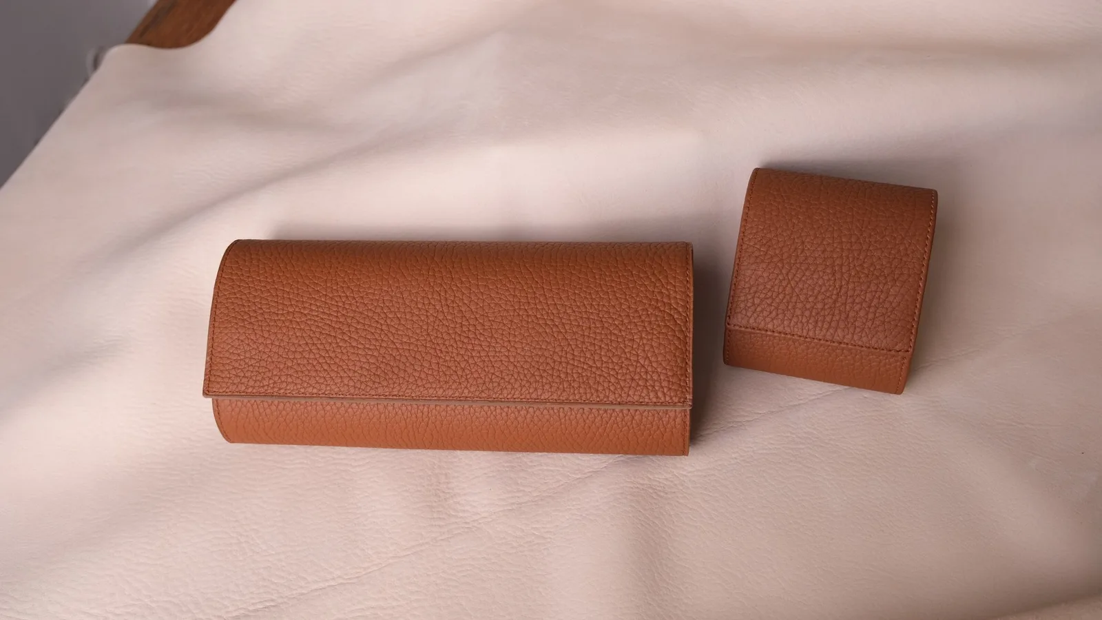 Ảnh Studio Hộp đựng đồng hồ da Togo màu Gold lót da nubuck - Koi Leather