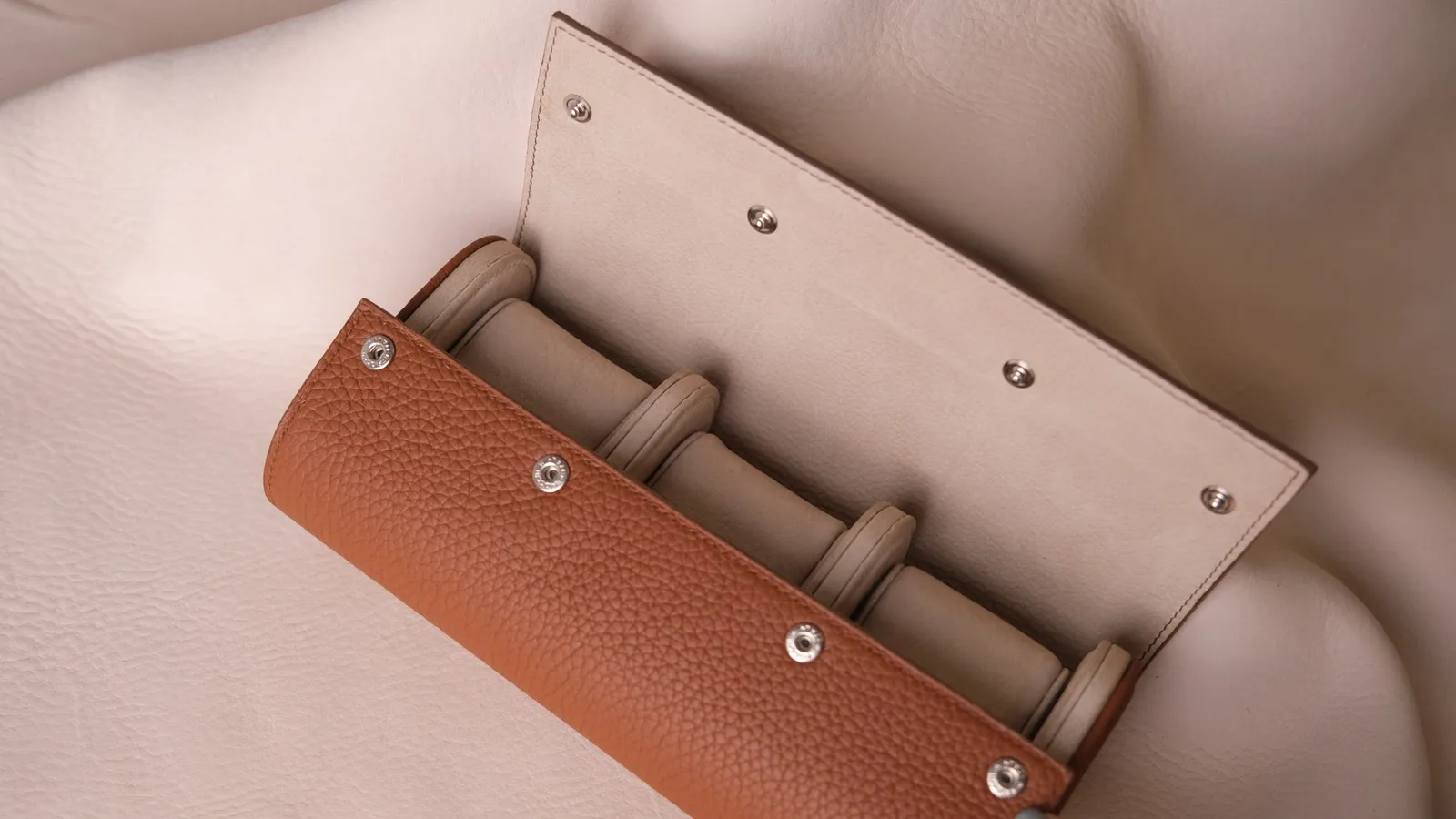 Ảnh Studio Hộp đựng đồng hồ da Togo màu Gold lót da nubuck - Koi Leather