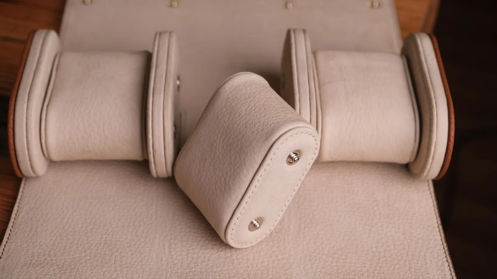 Ảnh Studio Hộp đựng đồng hồ da Togo màu Gold lót da nubuck - Koi Leather