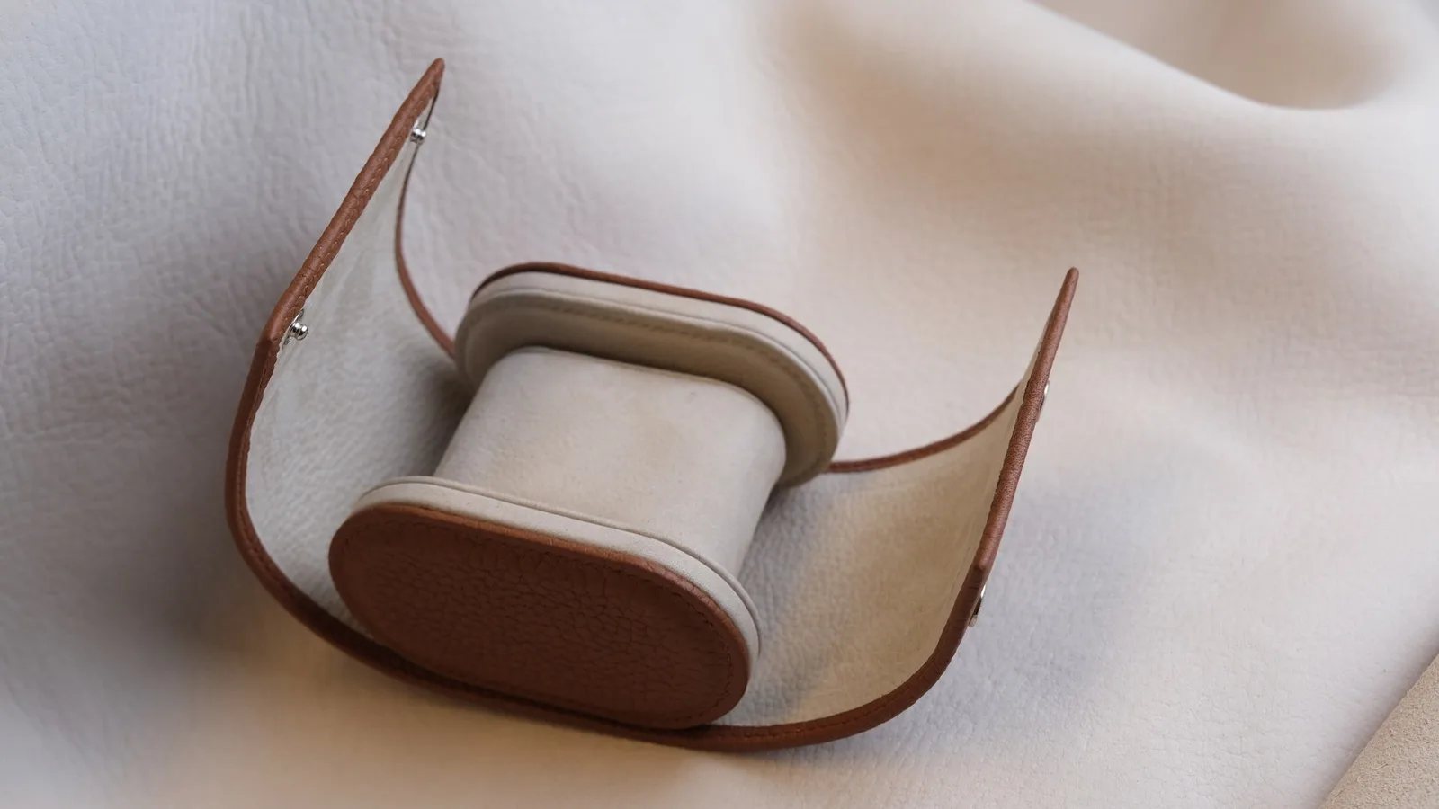 Ảnh Studio Hộp đựng đồng hồ da Togo màu Gold lót da nubuck - Koi Leather