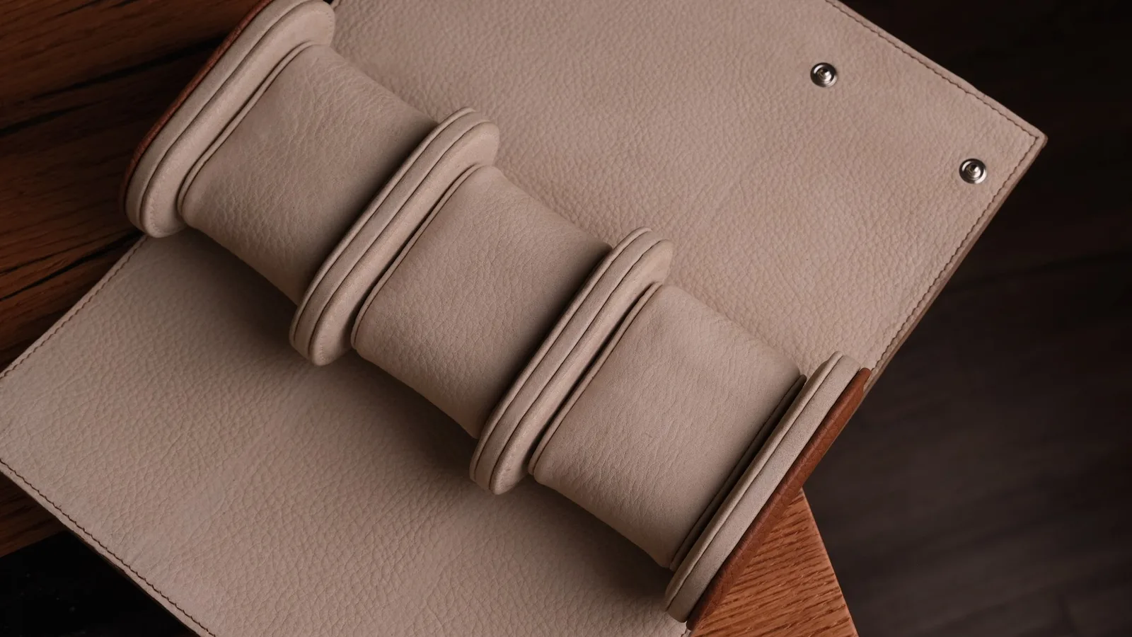 Ảnh Studio Hộp đựng đồng hồ da Togo màu Gold lót da nubuck - Koi Leather