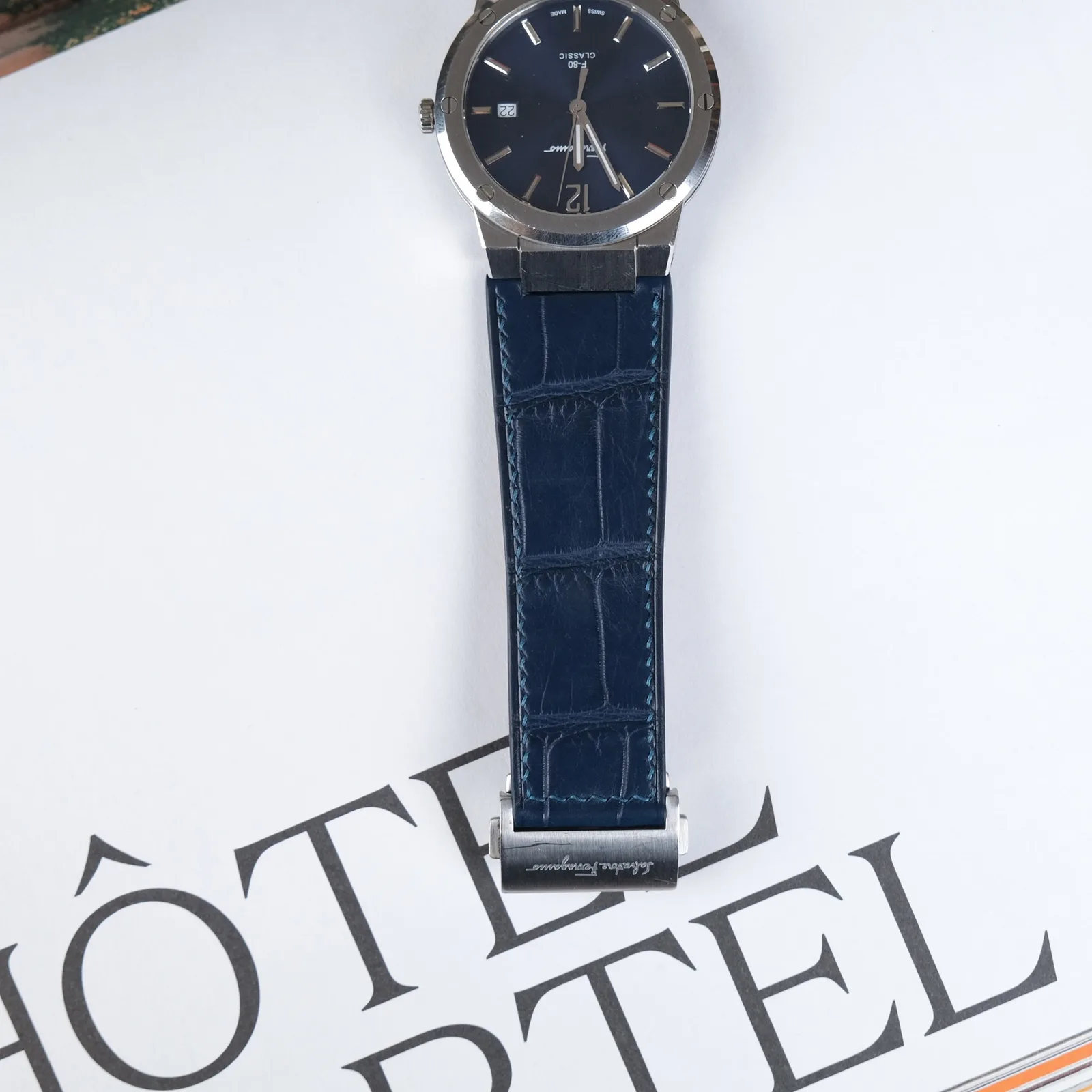 Ảnh Studio Dây da đồng hồ cá sấu màu xanh navy cho Salvatore Ferragamo - Koi Leather