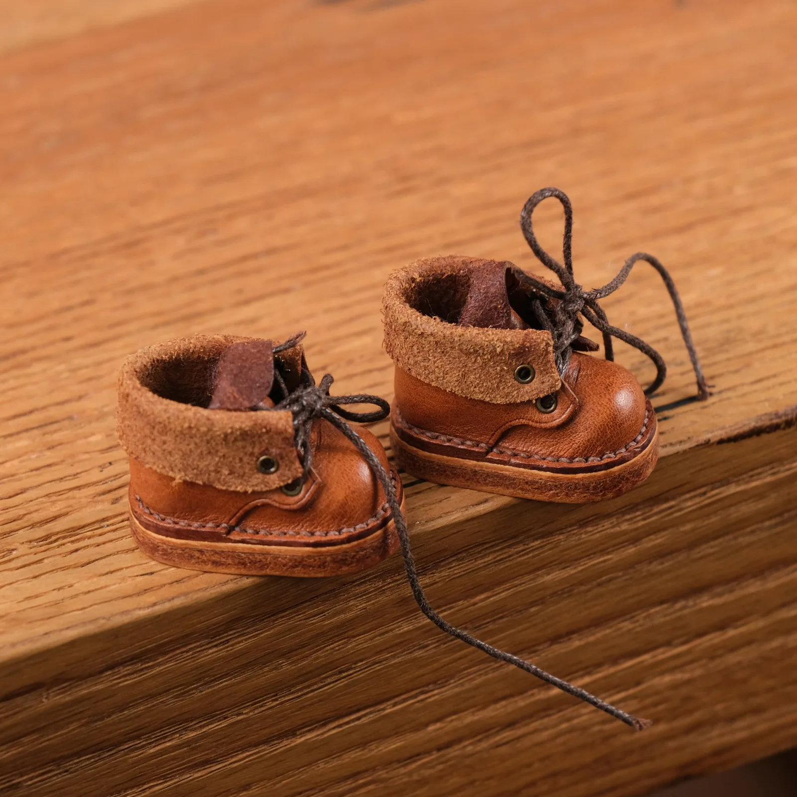 Ảnh Studio Đôi giày bốt da bò mini cho búp bê Labubu màu vàng bò - Koi Leather