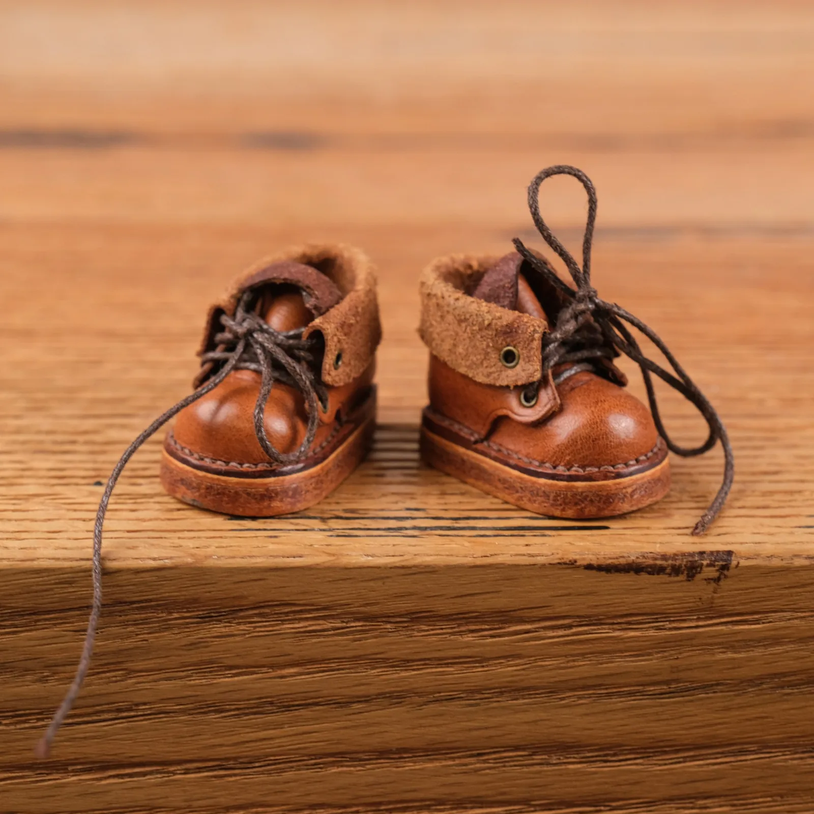 Ảnh Studio Đôi giày bốt da bò mini cho búp bê Labubu màu vàng bò - Koi Leather