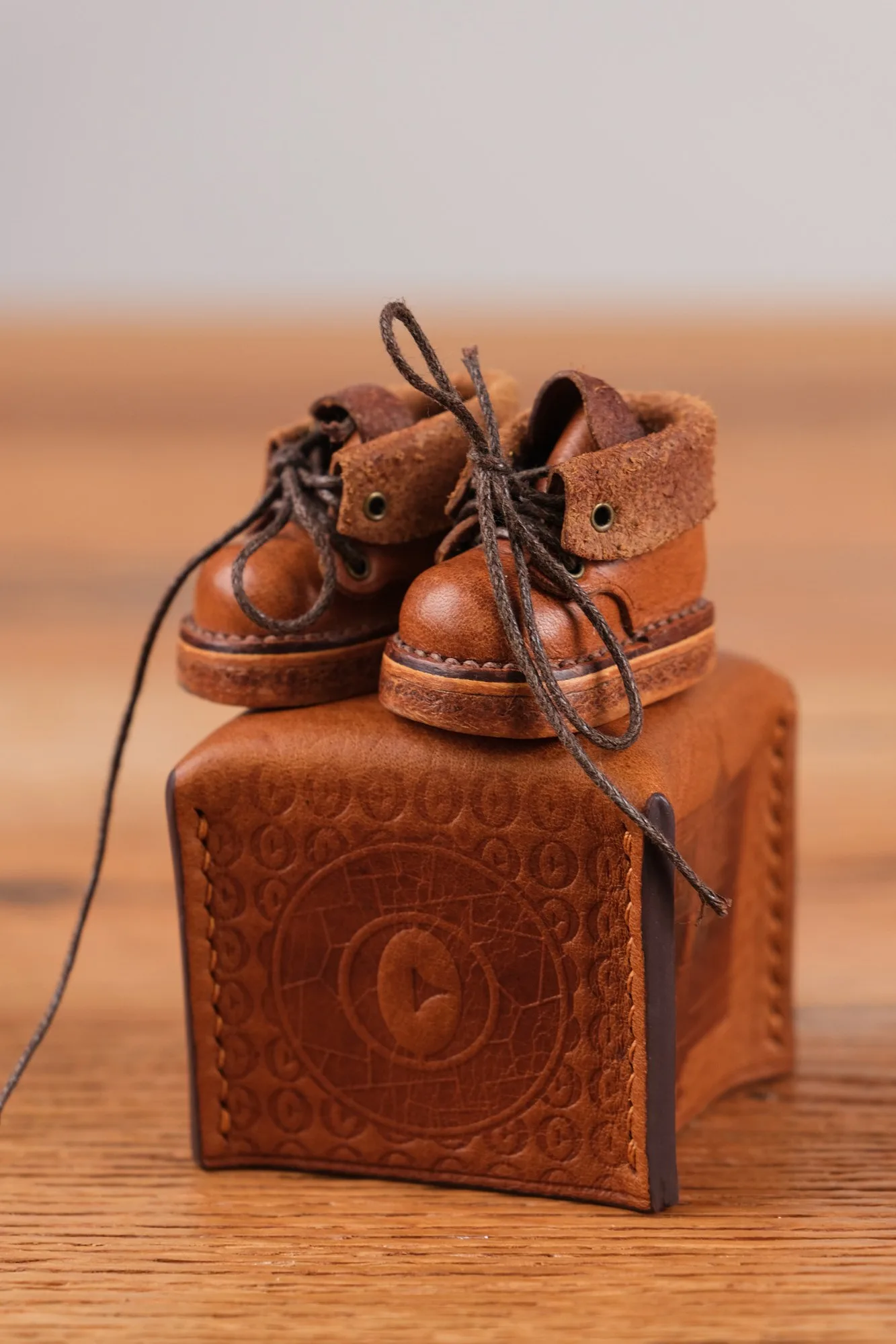 Ảnh Studio Đôi giày bốt da bò mini cho búp bê Labubu màu vàng bò - Koi Leather