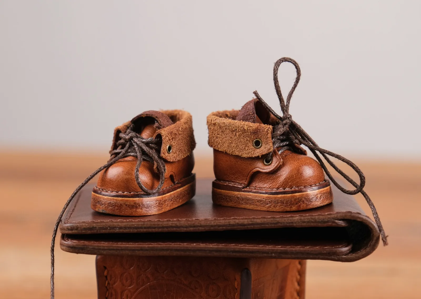 Ảnh Studio Đôi giày bốt da bò mini cho búp bê Labubu màu vàng bò - Koi Leather