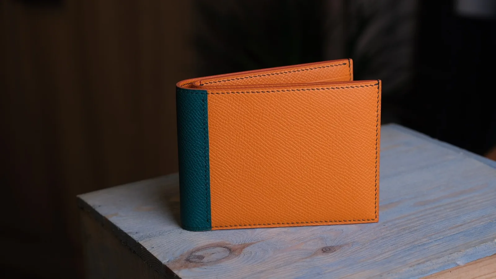 Ảnh Studio Ví da nam dáng ngang da Epsom phối màu gáy - Koi Leather