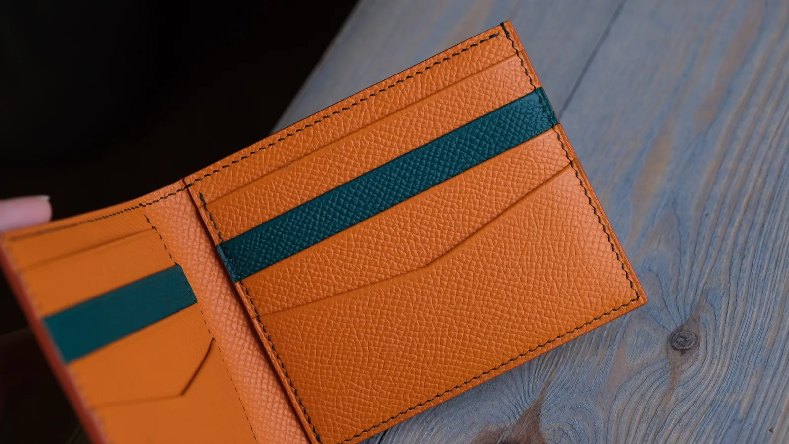 Ảnh Studio Ví da nam dáng ngang da Epsom phối màu gáy - Koi Leather
