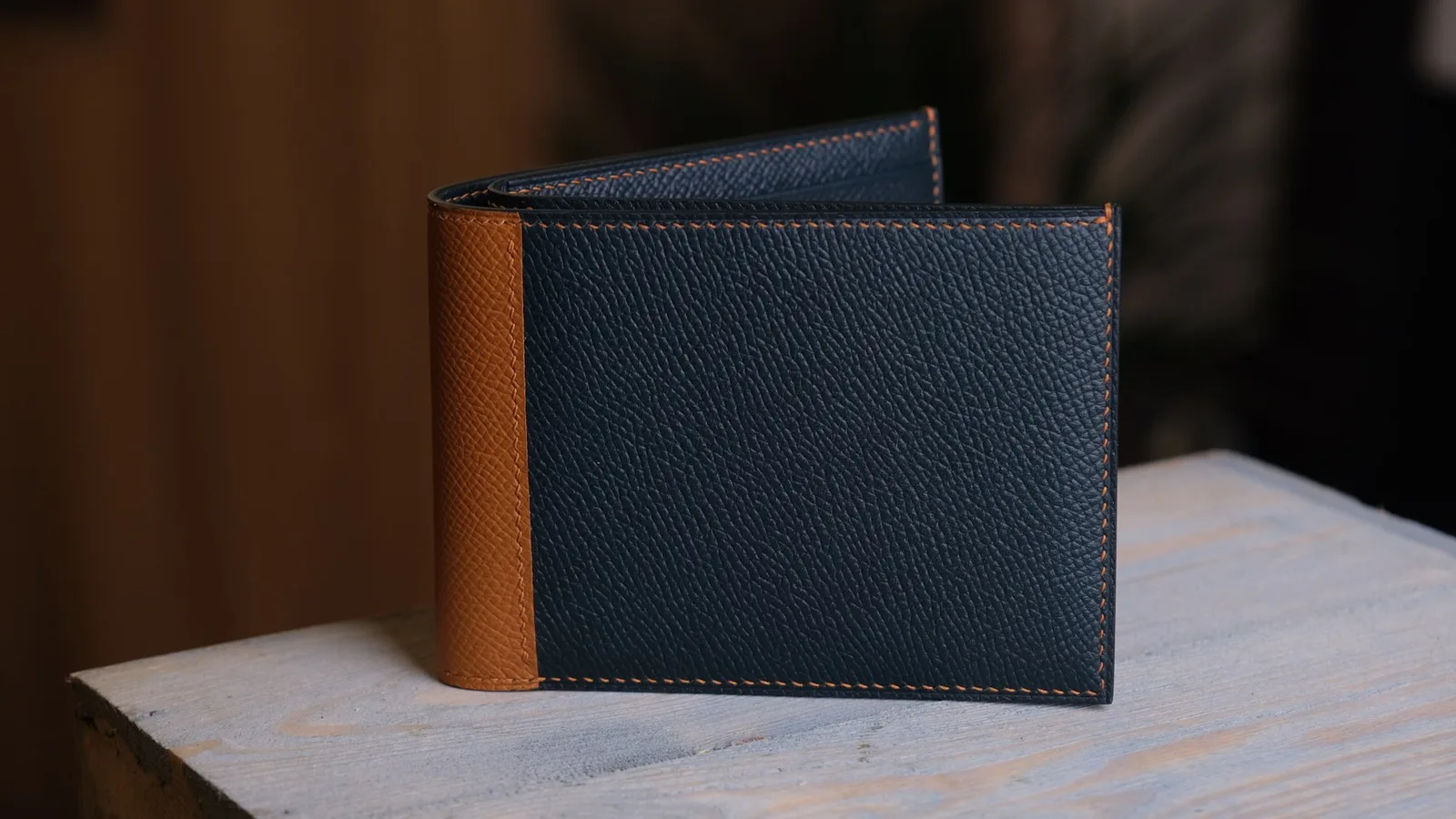 Ảnh Studio Ví da nam dáng ngang da Epsom phối màu gáy - Koi Leather