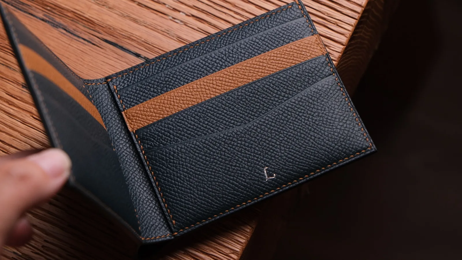 Ảnh Studio Ví da nam dáng ngang da Epsom phối màu gáy - Koi Leather
