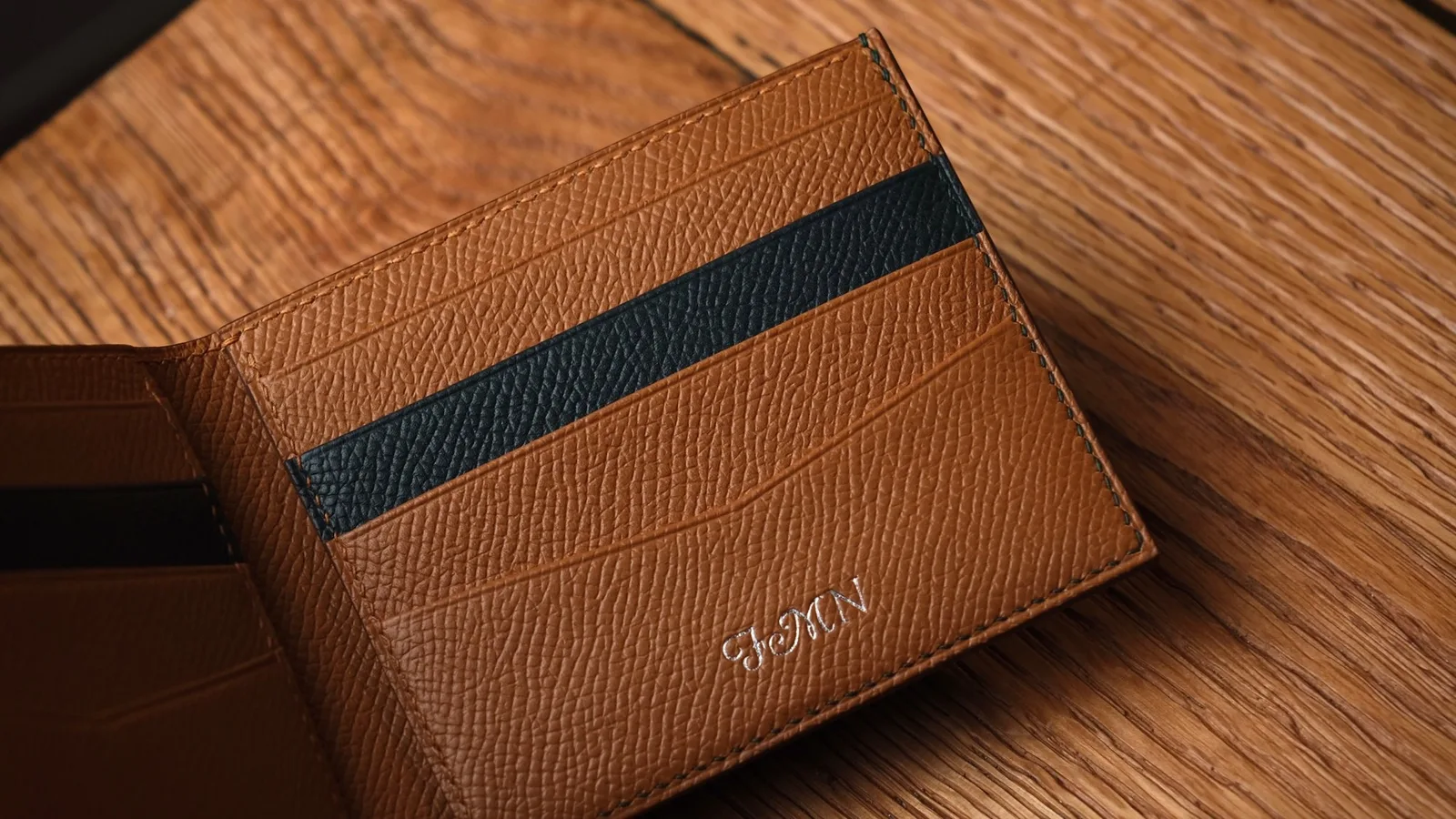 Ảnh Studio Ví da nam dáng ngang da Epsom phối màu gáy - Koi Leather