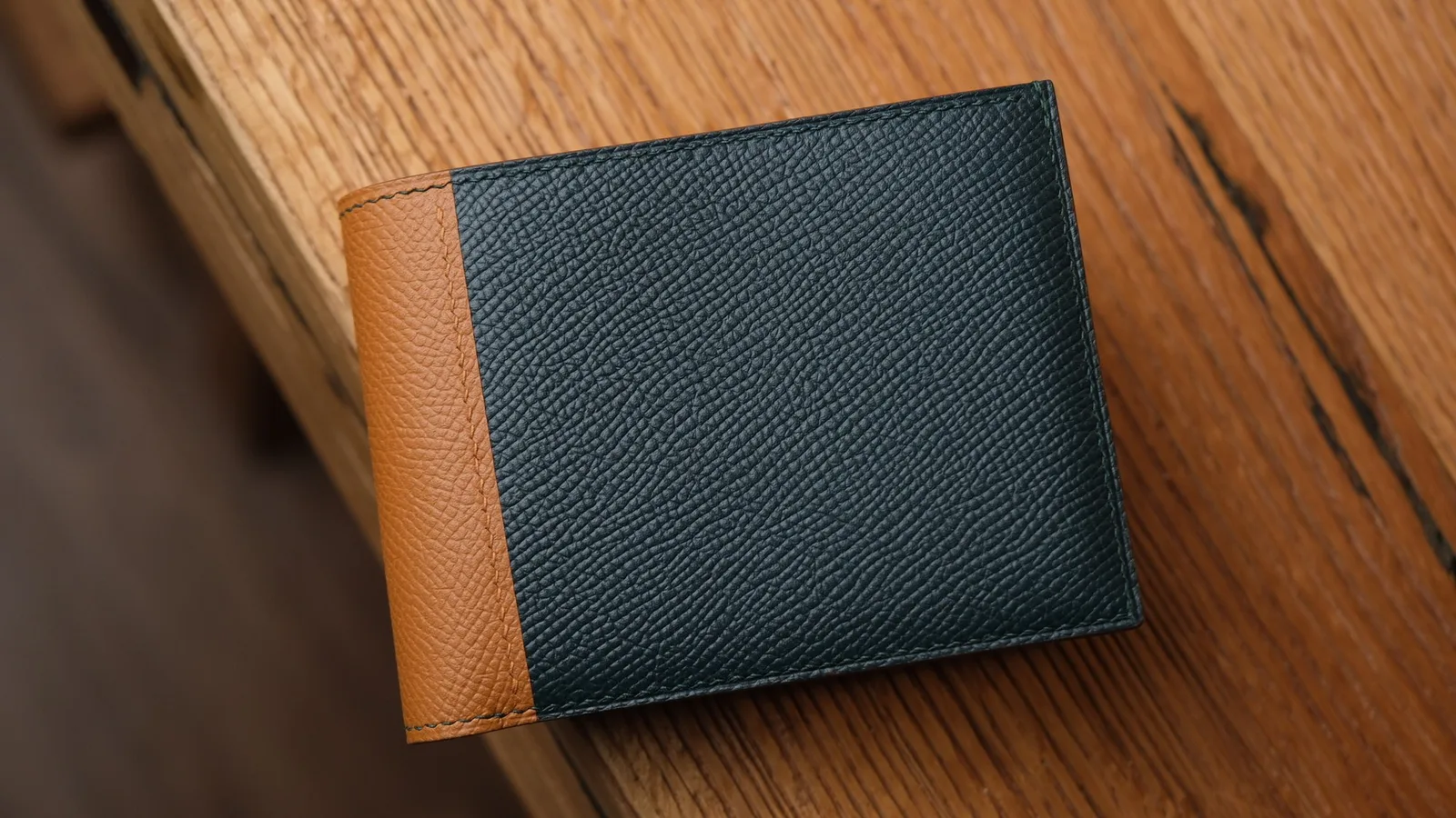 Ảnh Studio Ví da nam dáng ngang da Epsom phối màu gáy - Koi Leather