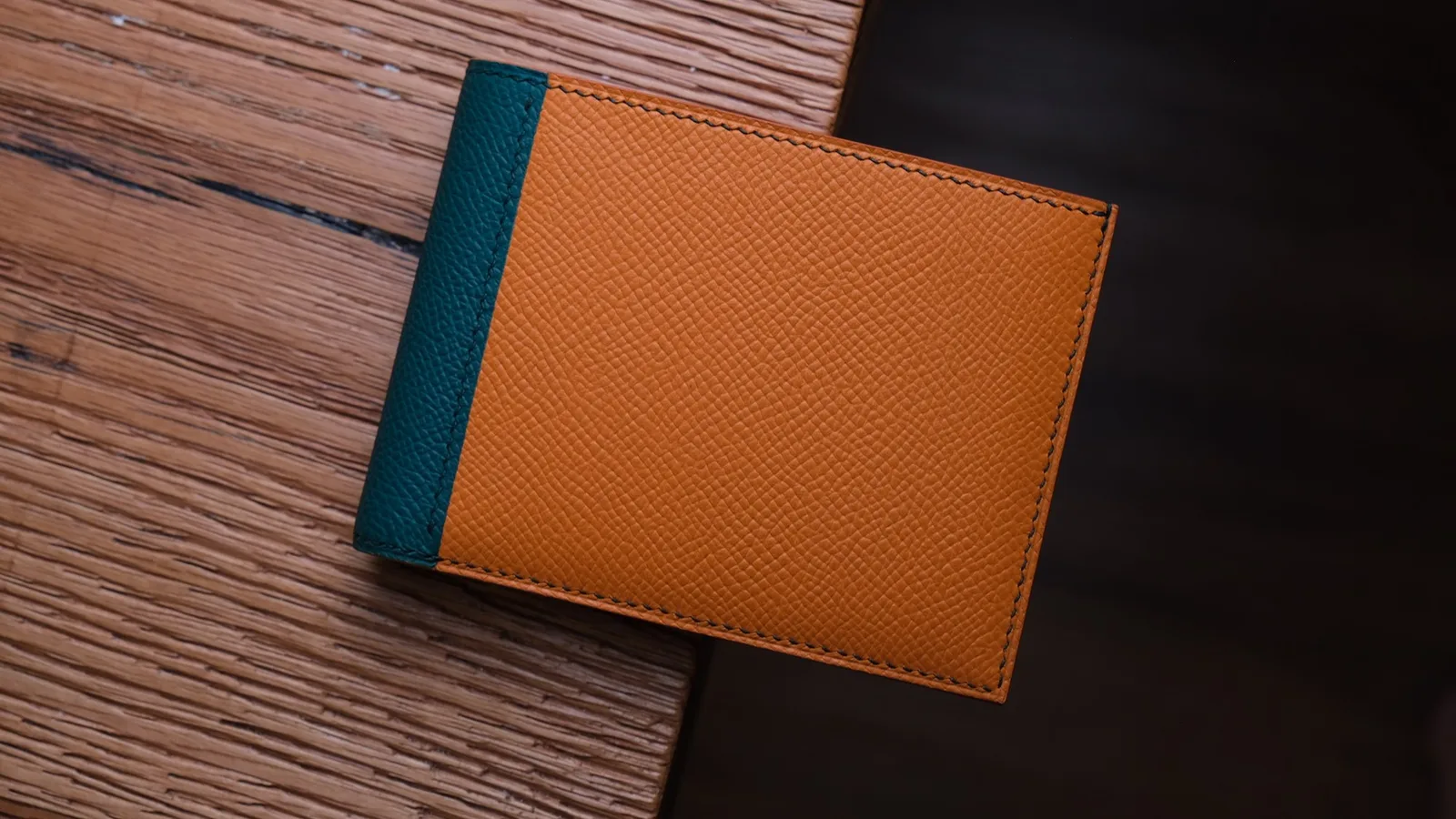 Ảnh Studio Ví da nam dáng ngang da Epsom phối màu gáy - Koi Leather