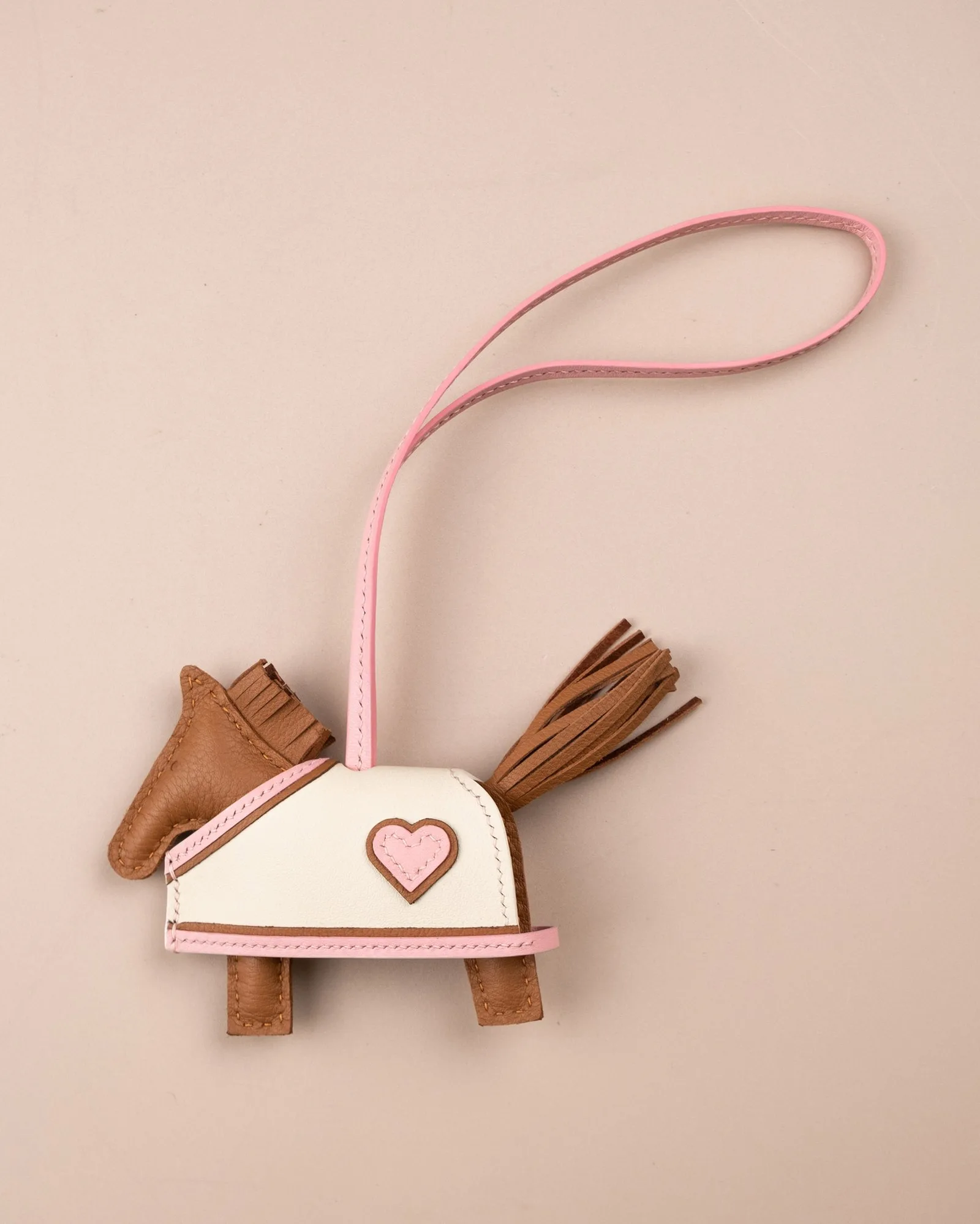 Ảnh Studio Charm treo túi hình ngựa da bò phối chi tiết trái tim - Koi Leather