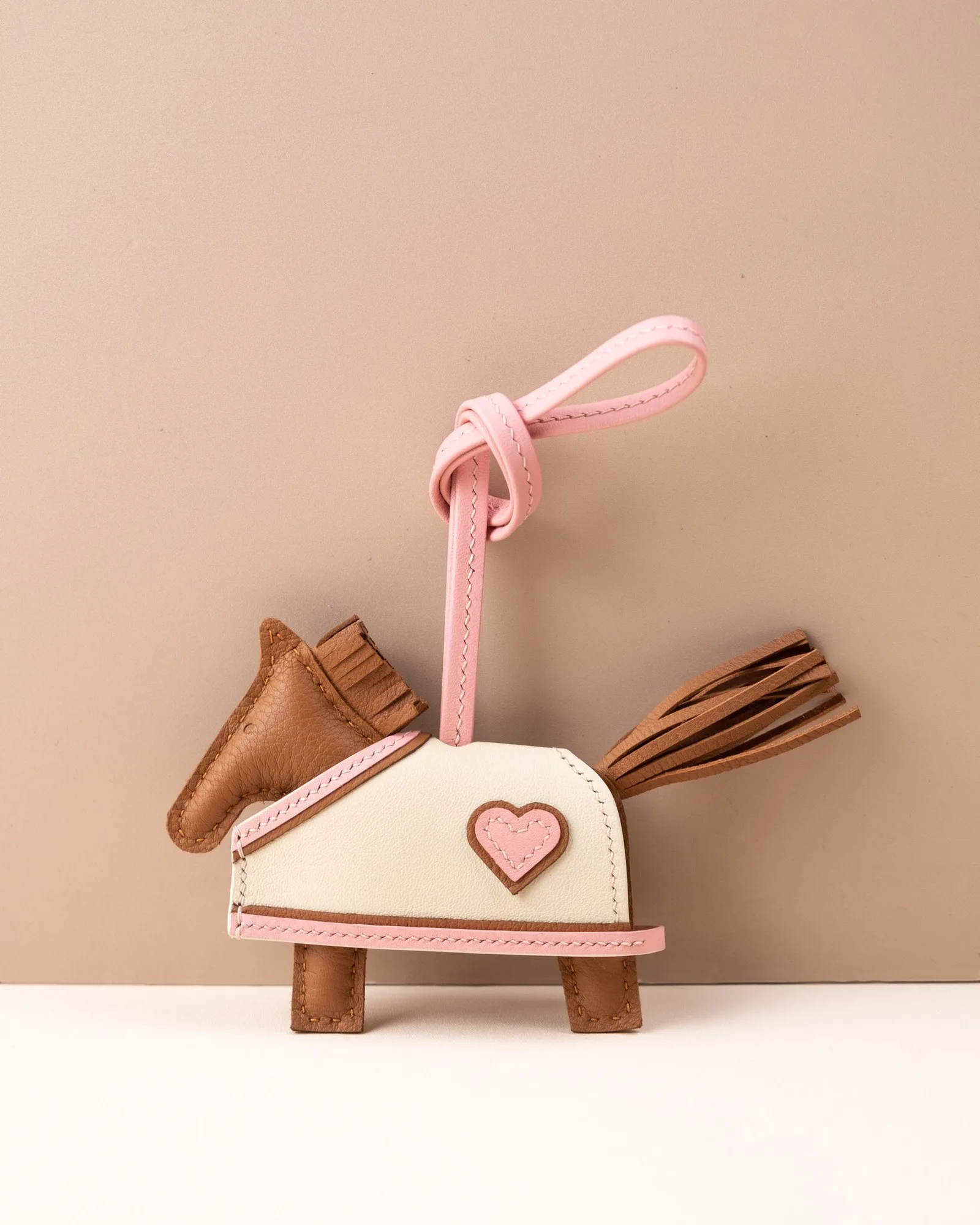 Ảnh Studio Charm treo túi hình ngựa da bò phối chi tiết trái tim - Koi Leather