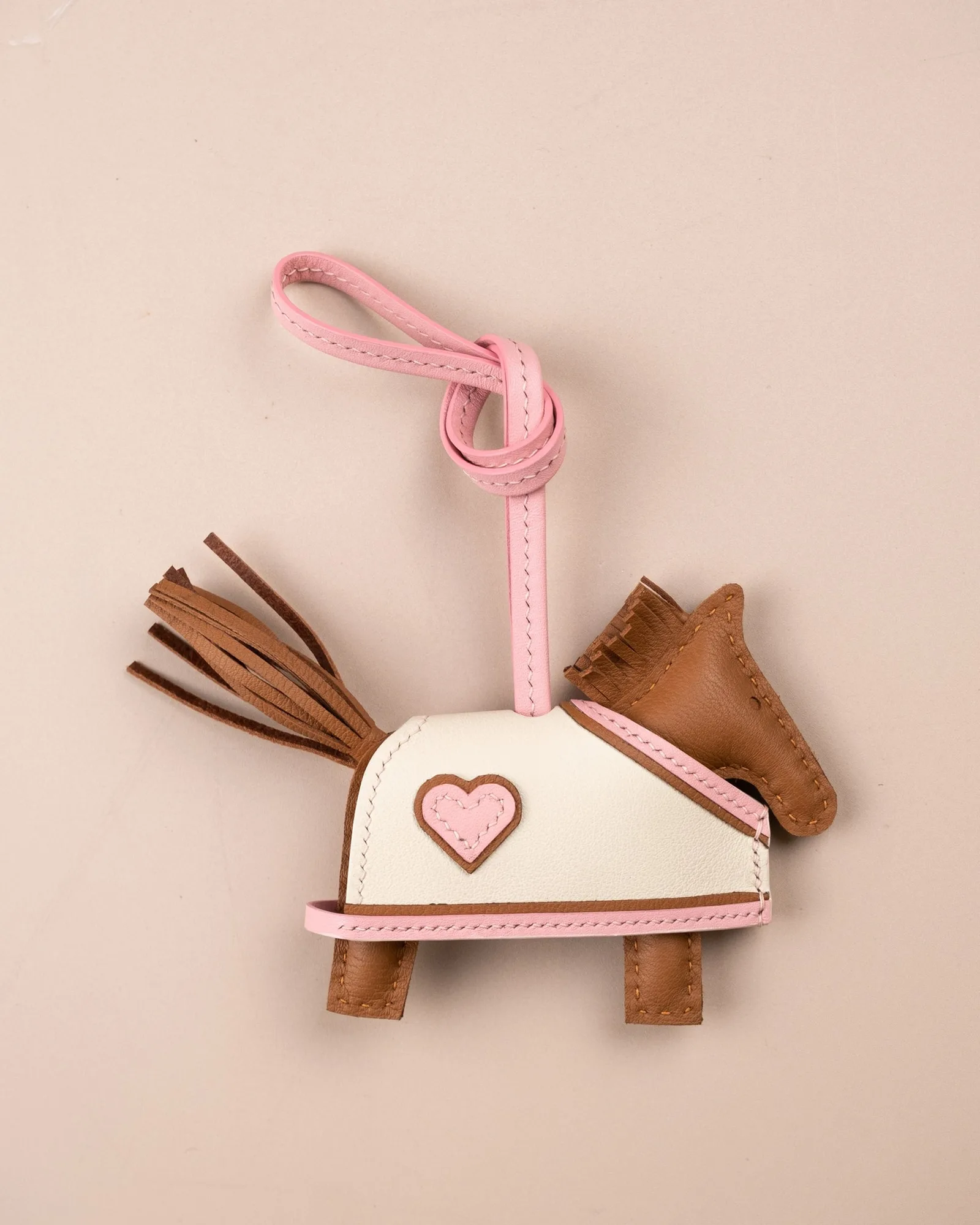 Ảnh Studio Charm treo túi hình ngựa da bò phối chi tiết trái tim - Koi Leather