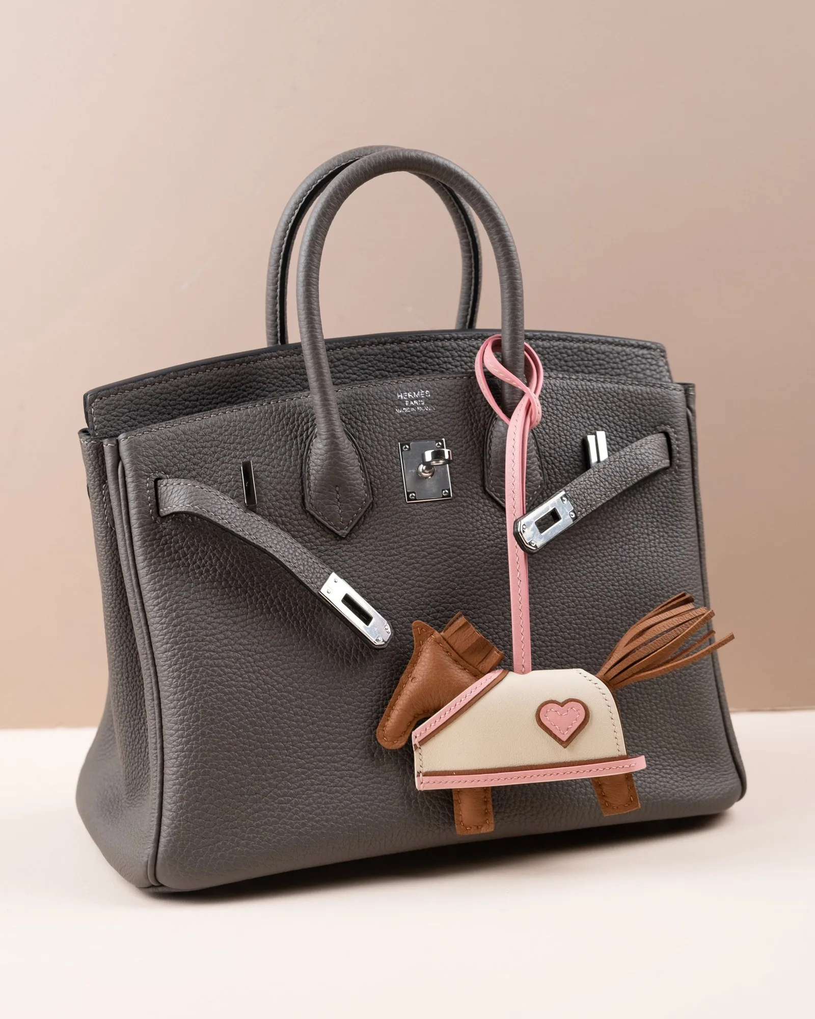 Ảnh Lifestyle Charm treo túi hình ngựa da bò phối chi tiết trái tim - Koi Leather