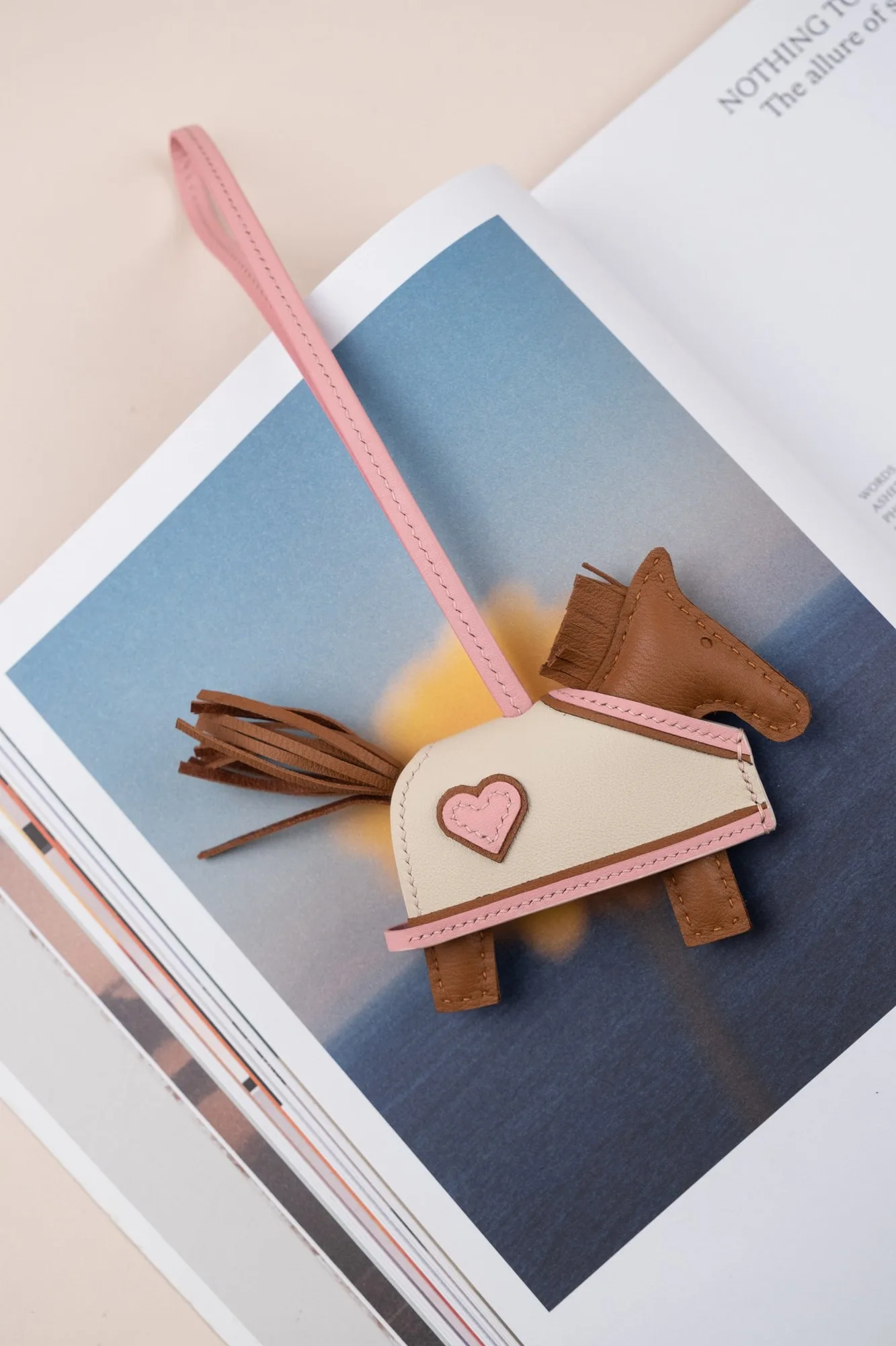 Ảnh Lifestyle Charm treo túi hình ngựa da bò phối chi tiết trái tim - Koi Leather