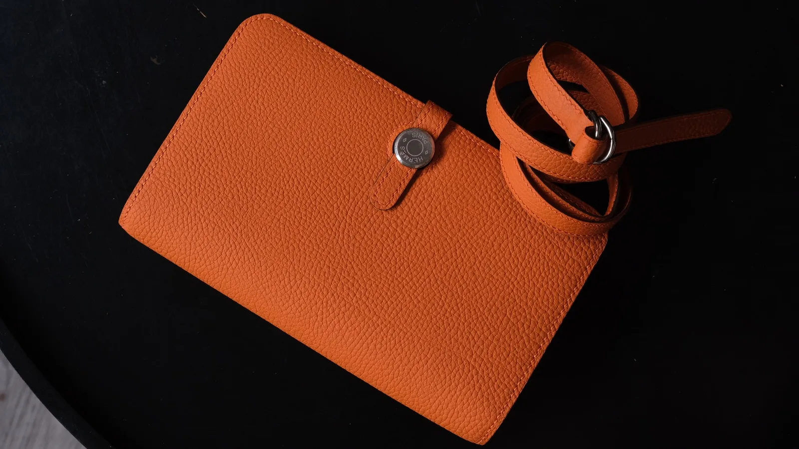 Ảnh Studio Túi đeo thắt lưng da Togo màu cam khoá cúc tròn - Koi Leather