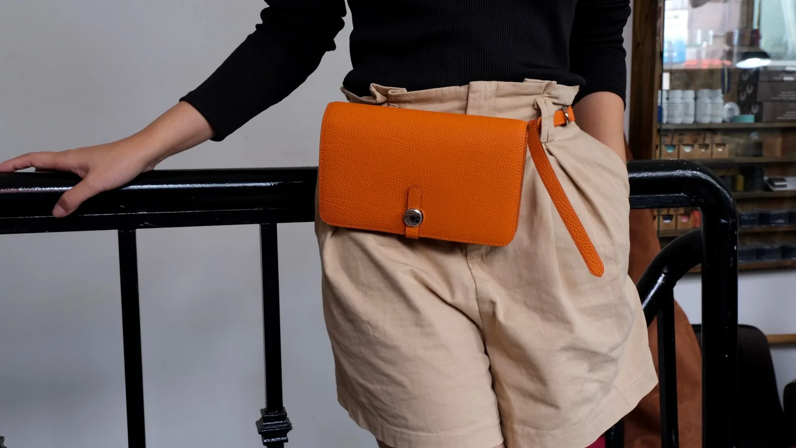 Ảnh Lifestyle Túi đeo thắt lưng da Togo màu cam khoá cúc tròn - Koi Leather