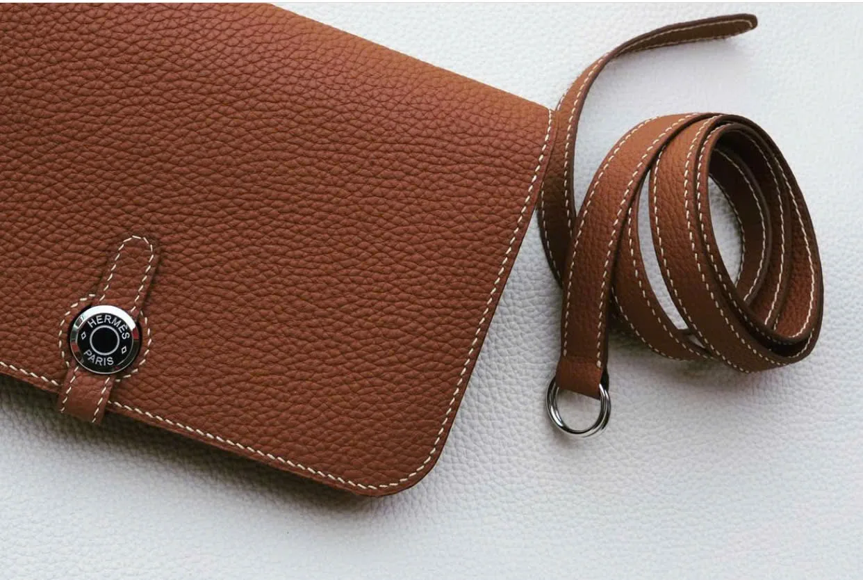 Ảnh Studio Túi Dogon đeo thắt lưng da Togo màu cam khoá cúc tròn - Koi Leather