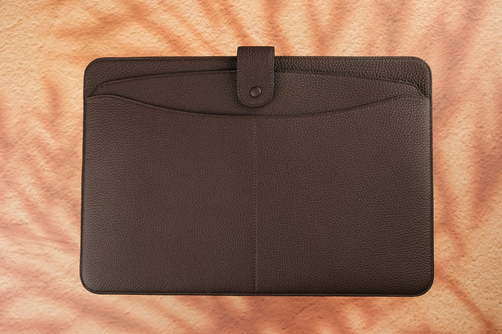 Ảnh Studio Bao da laptop BRISTO da Togo màu nâu Chocolate - Koi Leather